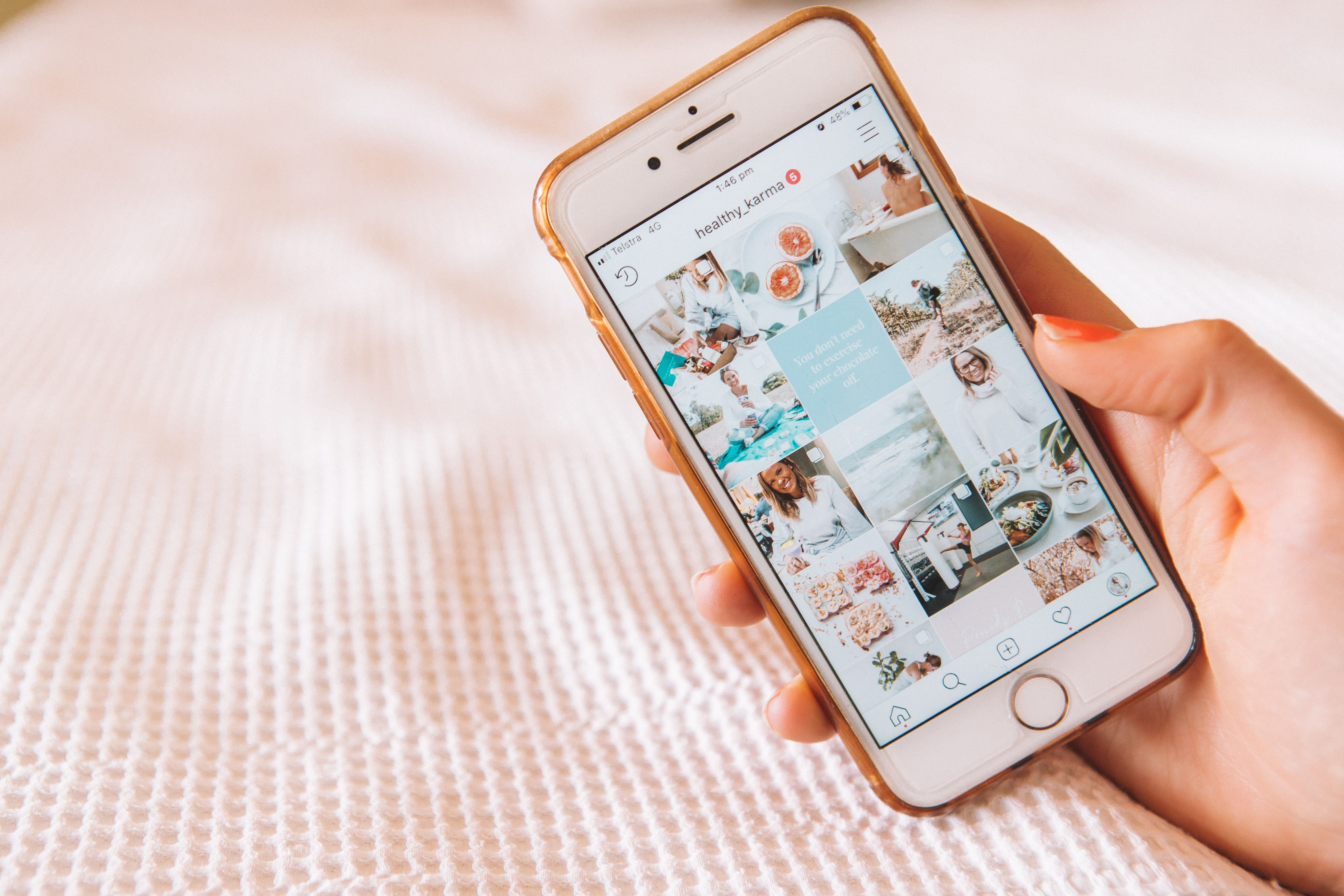 /sv/images/Phone-Showing-Instagram-Feed.jpg