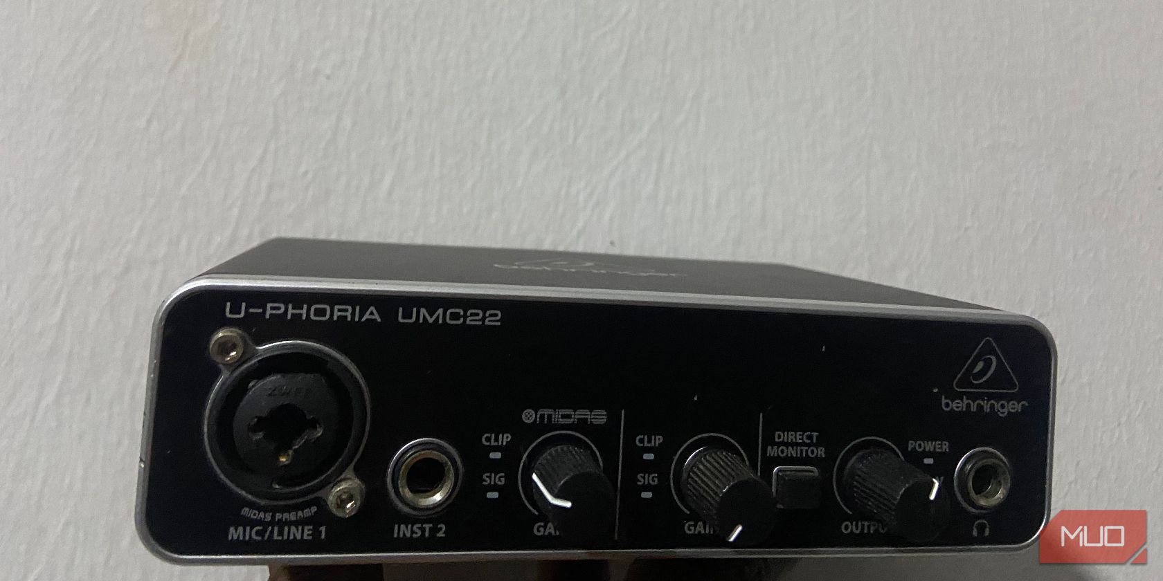 /sv/images/a-black-audio-interface-against-a-white-wall-1.jpg