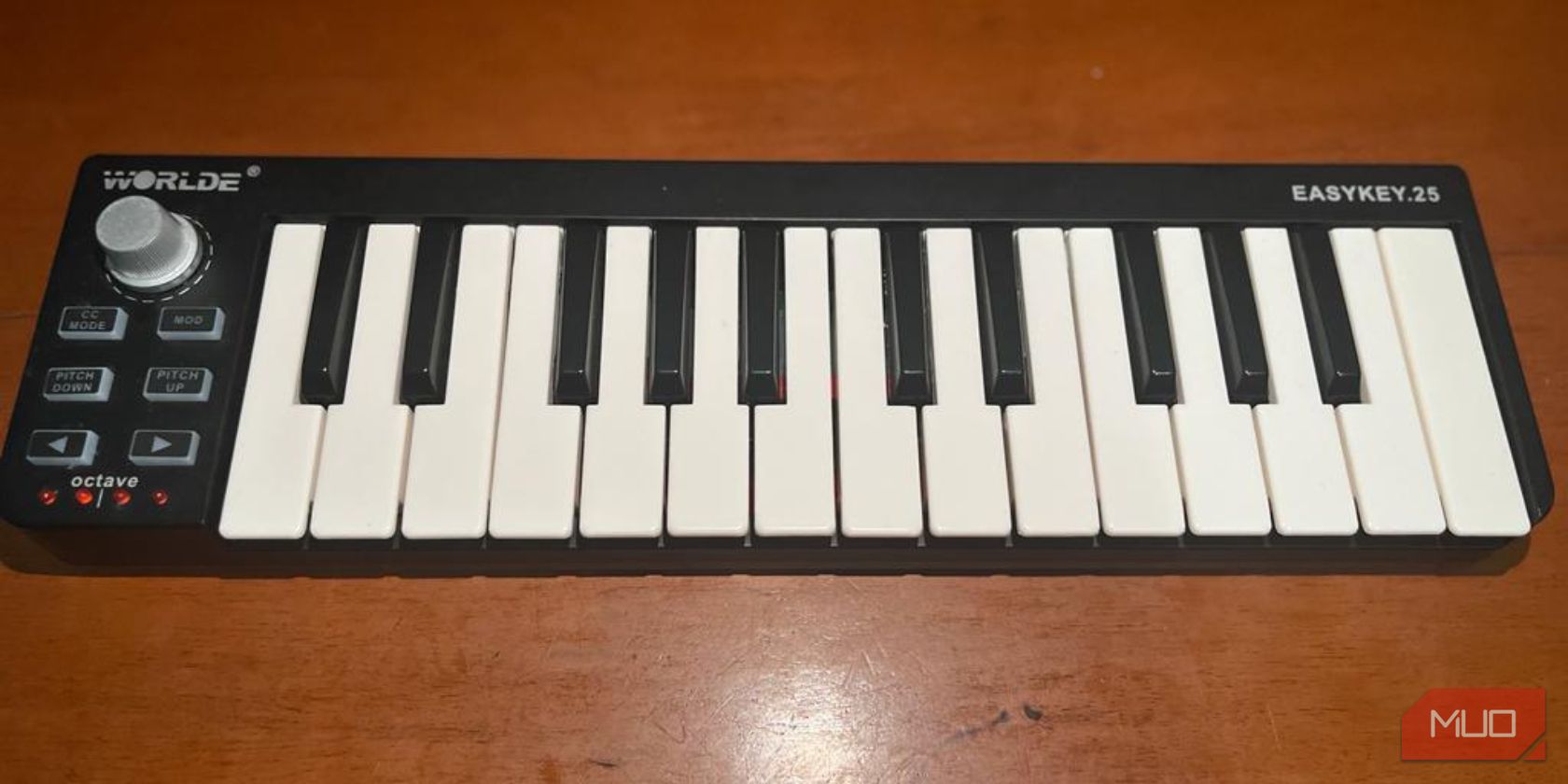 /sv/images/a-black-midi-controller-on-a-wooden-surface-2.jpg