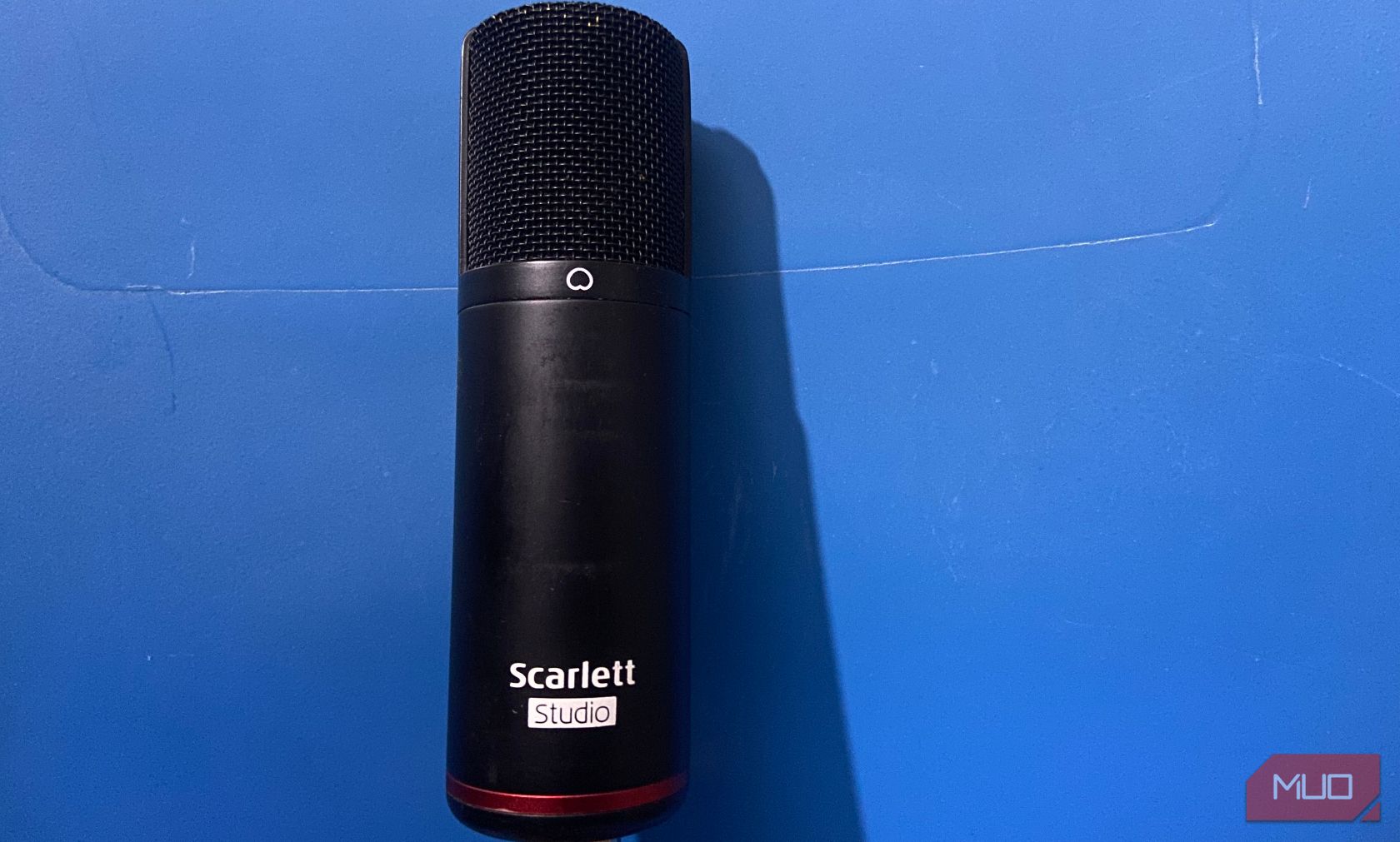 /sv/images/a-black-recording-microphone-on-a-blue-background-1.jpg