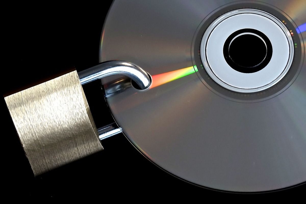 /sv/images/a-computer-cd-with-a-metal-lock.jpg