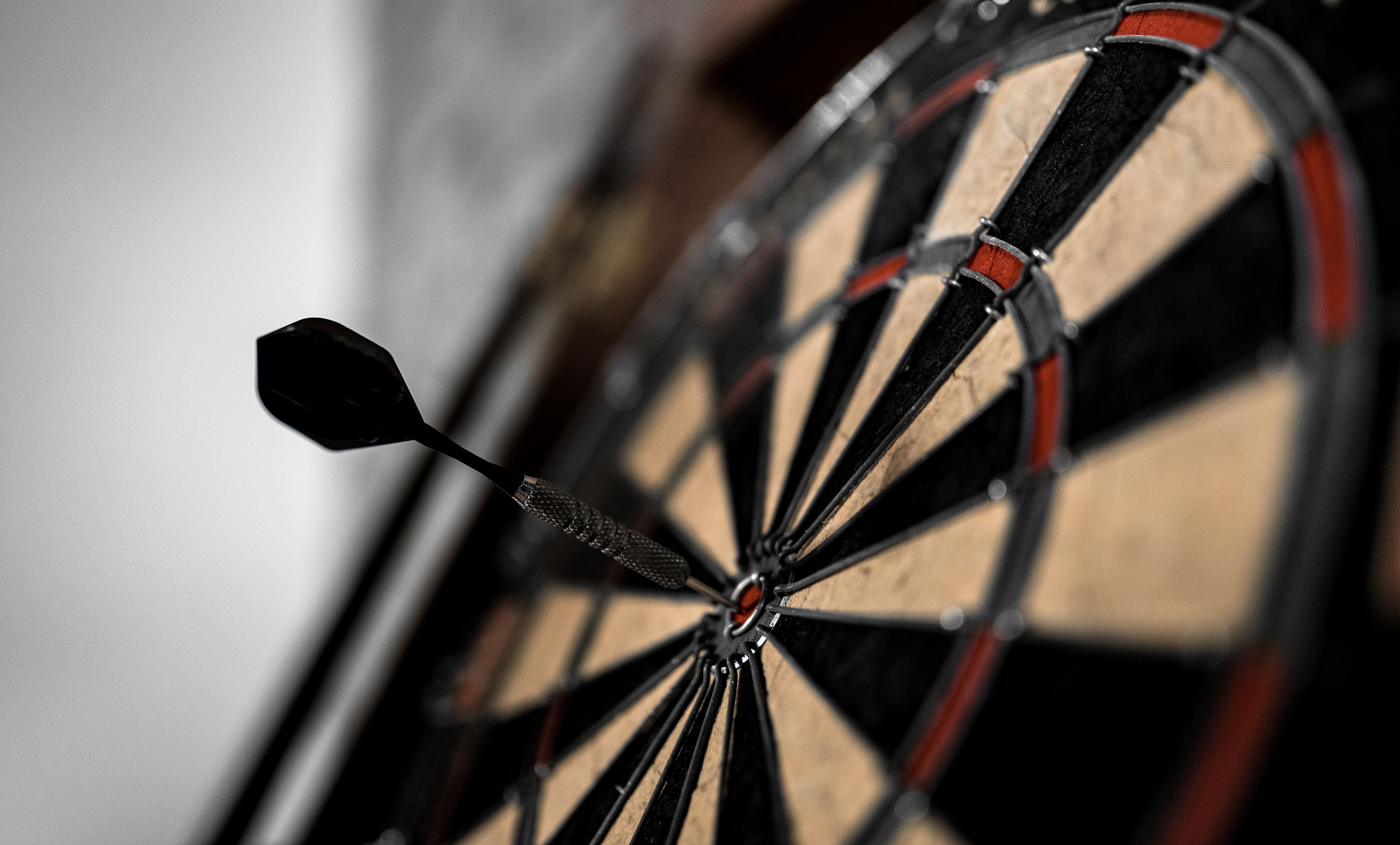 /sv/images/a-dart-at-the-center-of-a-bullseye.jpg