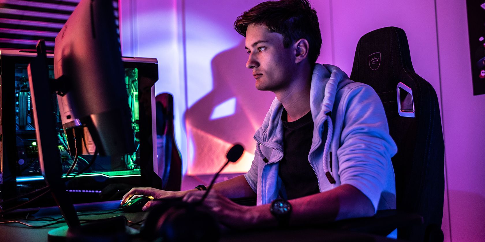 /sv/images/a-gamer-setup-with-a-microphone.jpg