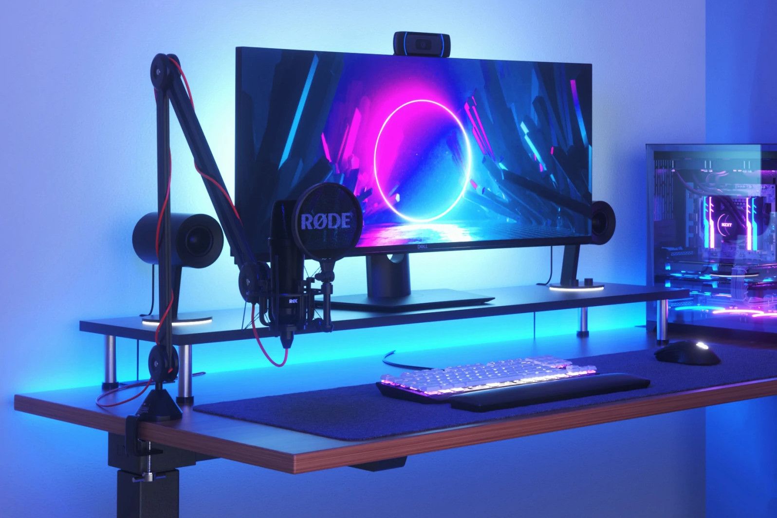 /sv/images/a-gaming-desk-is-illuminated-by-a-nanoleaf-essentials-lightstrip.jpeg