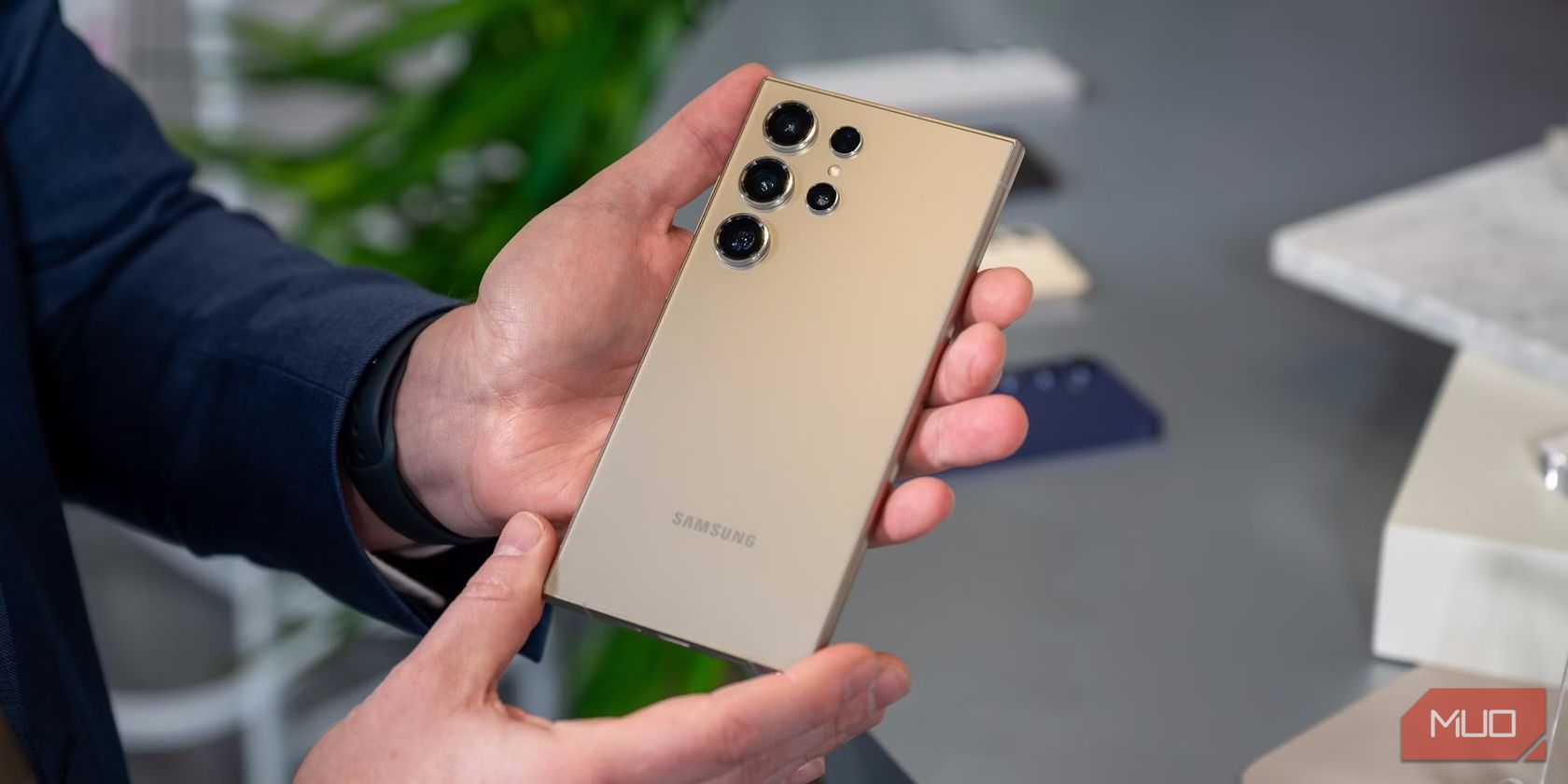 /sv/images/a-guy-holding-a-galaxy-s24-ultra-showing-its-back.jpg