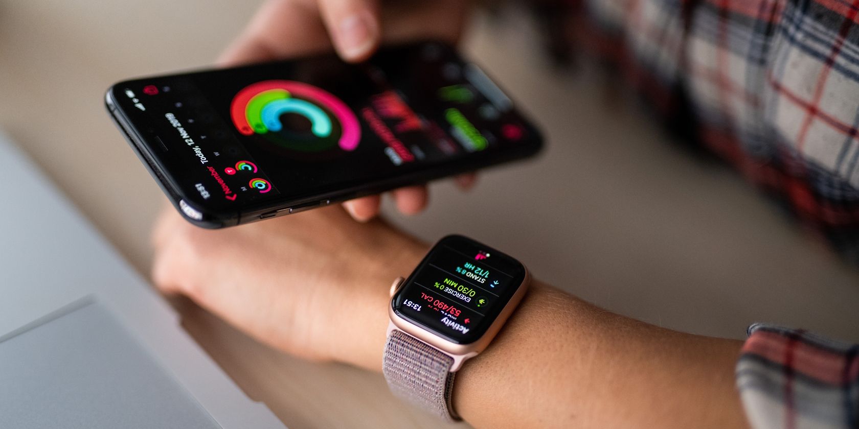 /sv/images/a-guy-using-an-iphone-while-wearing-an-apple-watch.jpg