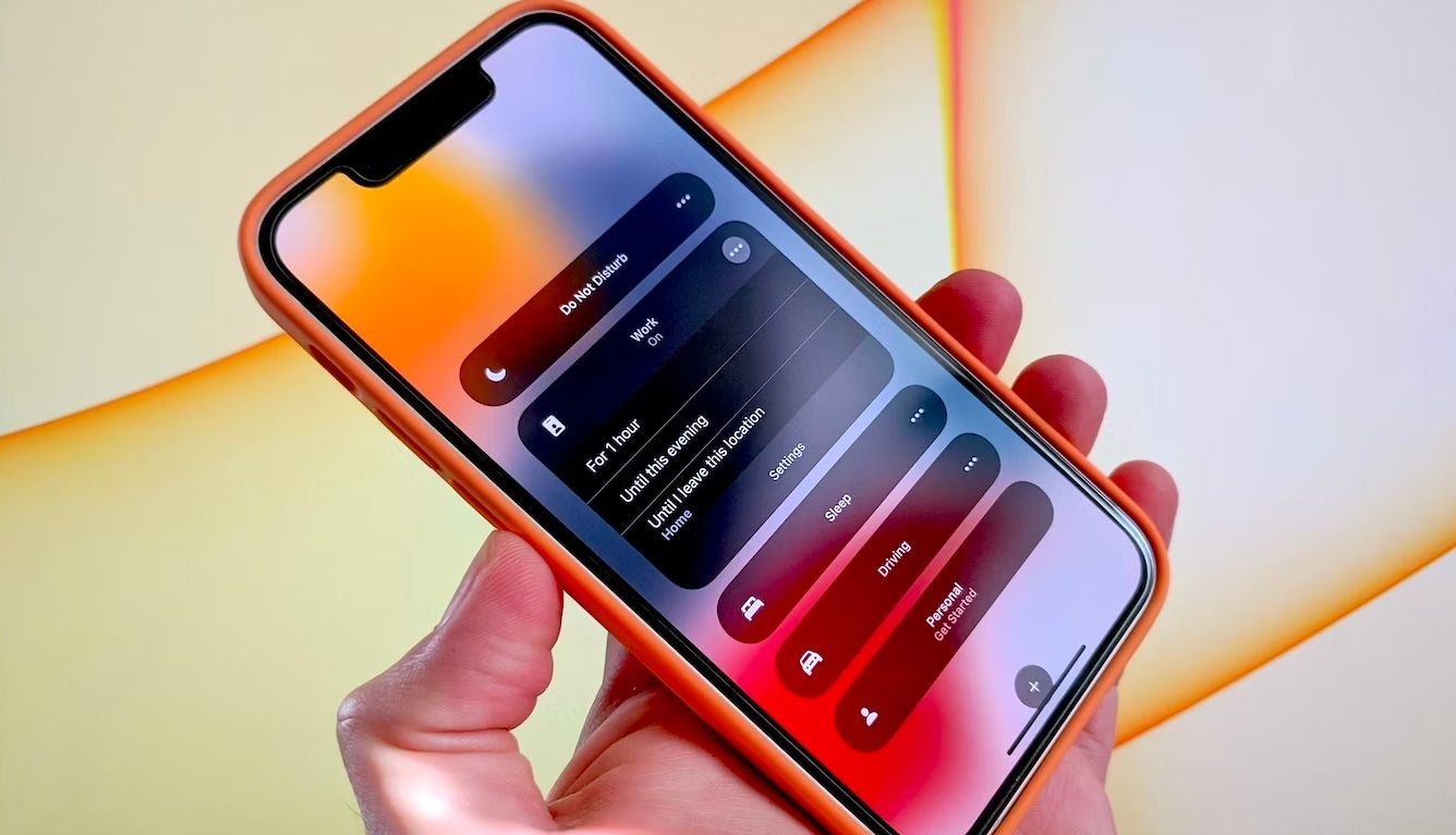 /sv/images/a-hand-holding-an-iphone-with-the-focus-menu-on-the-screen.jpg
