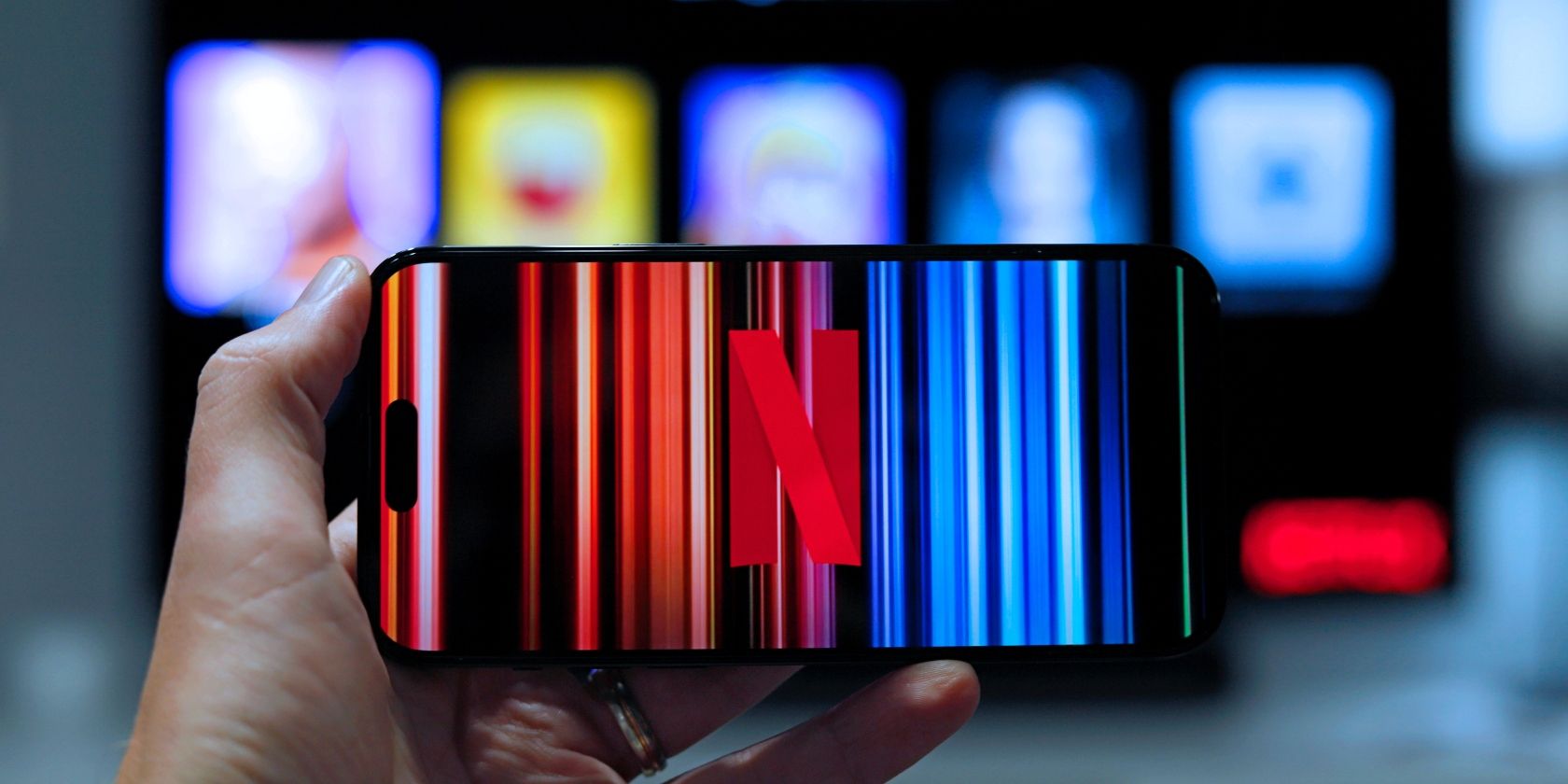 /sv/images/a-hand-is-holding-a-mobile-phone-with-the-netflix-logo-on-the-screen.jpg