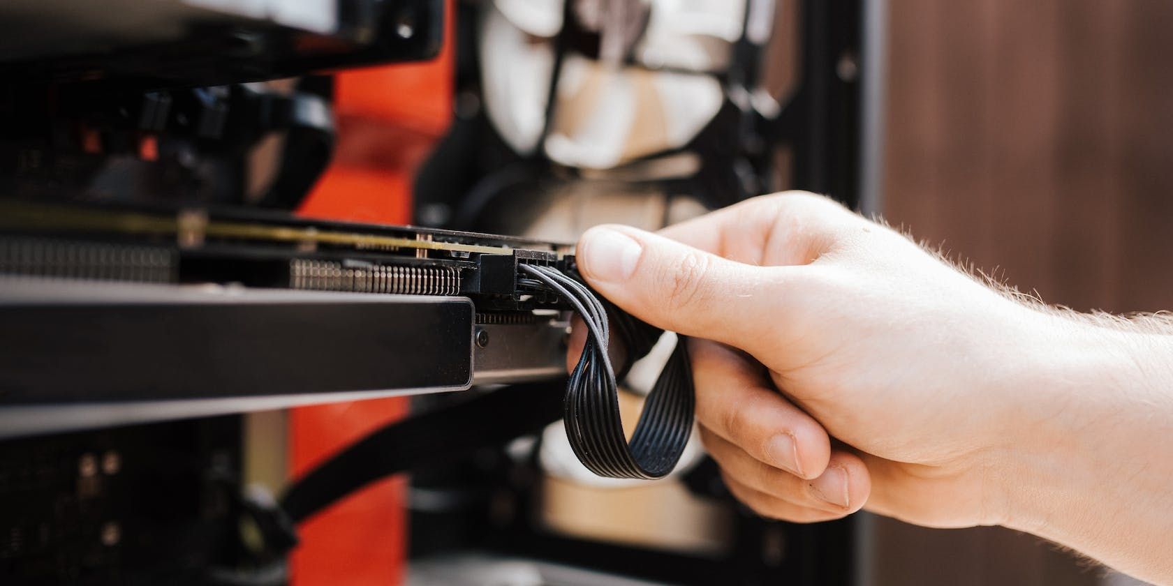 /sv/images/a-hand-pulls-a-cable-from-inside-a-computer-case.jpg