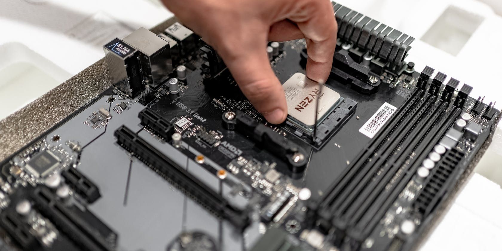 /sv/images/a-hand-removes-a-cpu-from-the-motherboard.jpg