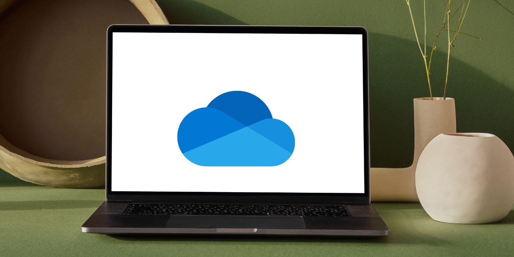 /sv/images/a-laptop-on-a-table-with-onedrive-logo.jpg