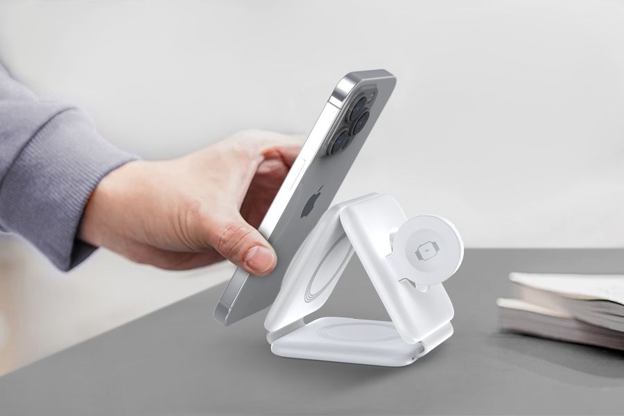 /sv/images/a-man-places-his-phone-on-the-isseyox-3-in-1-foldable-wireless-charger.jpg
