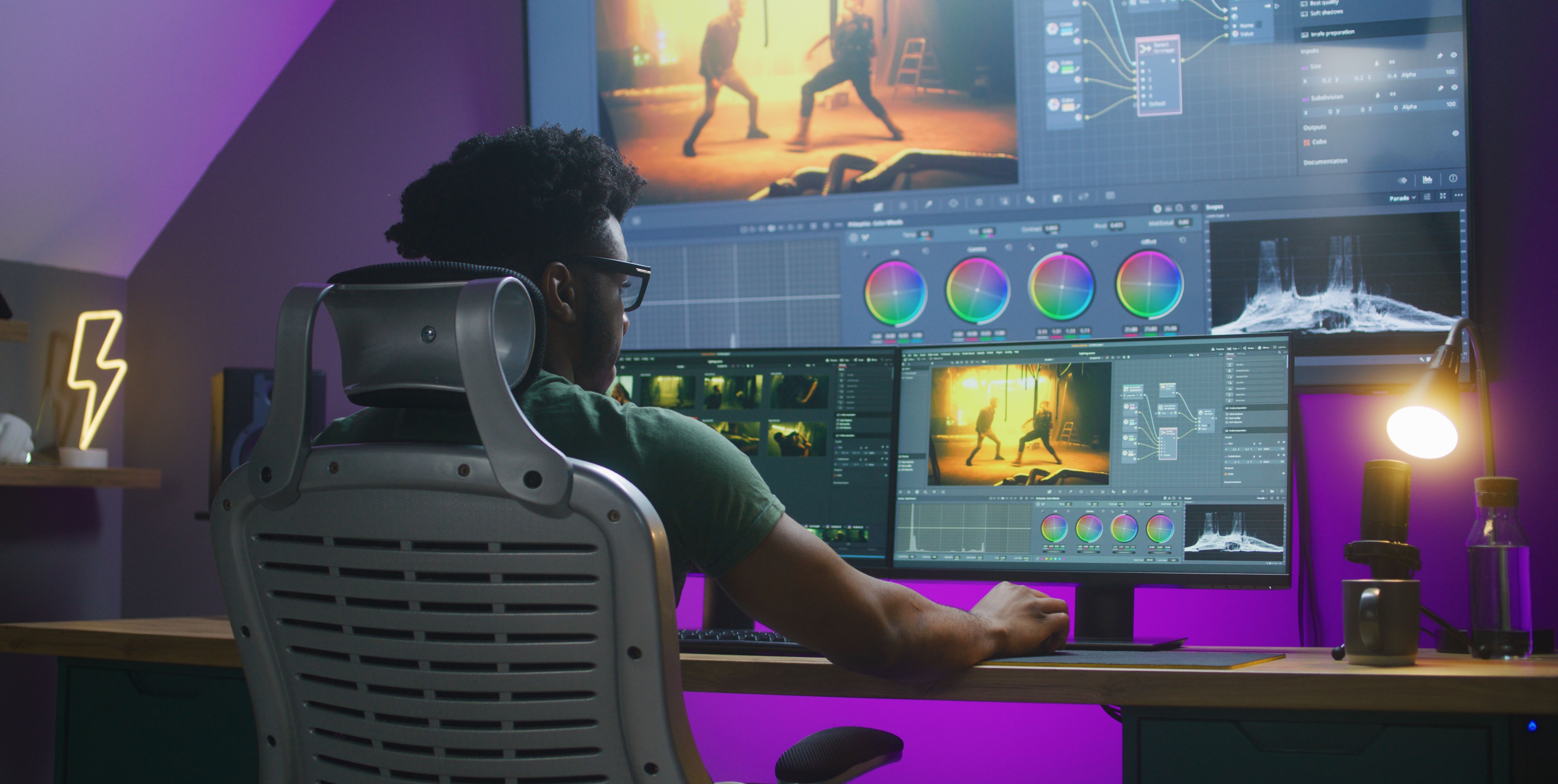 /sv/images/a-man-sitting-in-front-of-a-multi-monitor-computer-setup-doing-color-grading.jpg