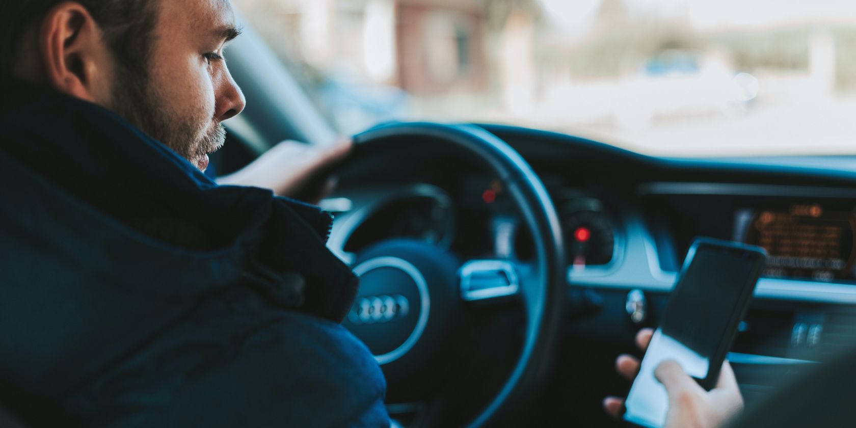 /sv/images/a-man-using-a-phone-while-driving-a-car.jpg