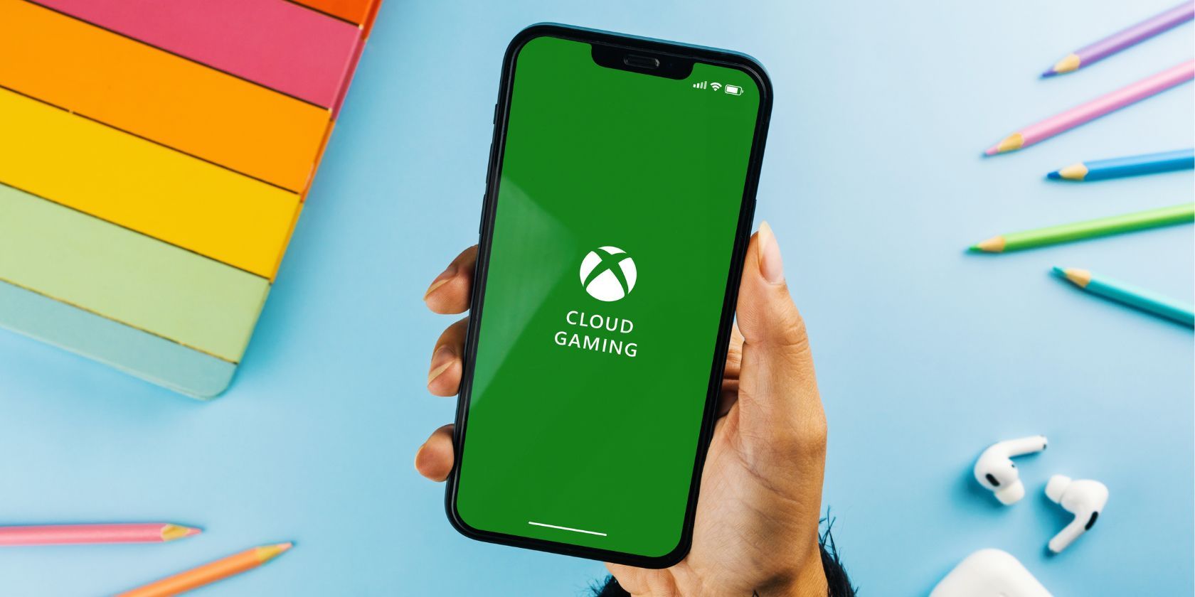 /sv/images/a-person-holding-a-smartphone-with-the-xbox-cloud-app.jpg