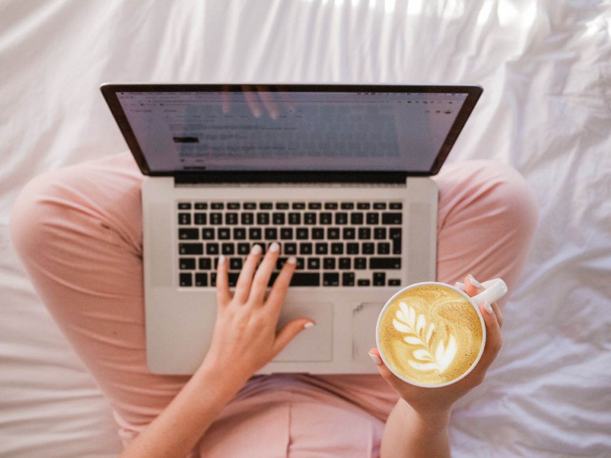 /sv/images/a-person-reading-on-their-laptop-and-holding-a-cup-of-coffee.jpg