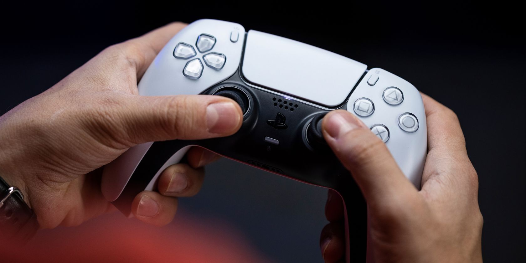 /sv/images/a-playstation-5-controller-held-in-someone-s-hands.jpg