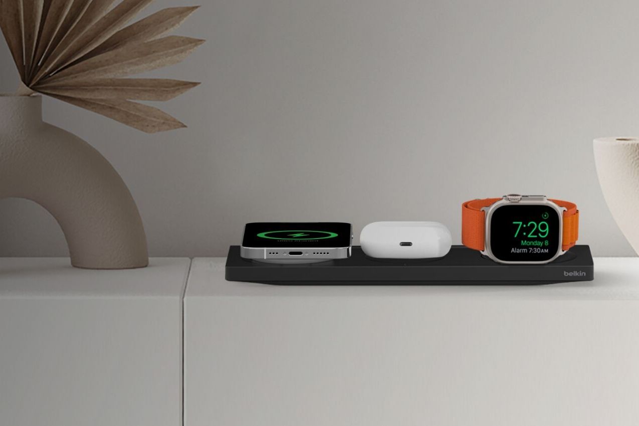 /sv/images/a-smart-watch-phone-and-earbuds-charge-on-a-belkin-boostcharge-pro.jpg