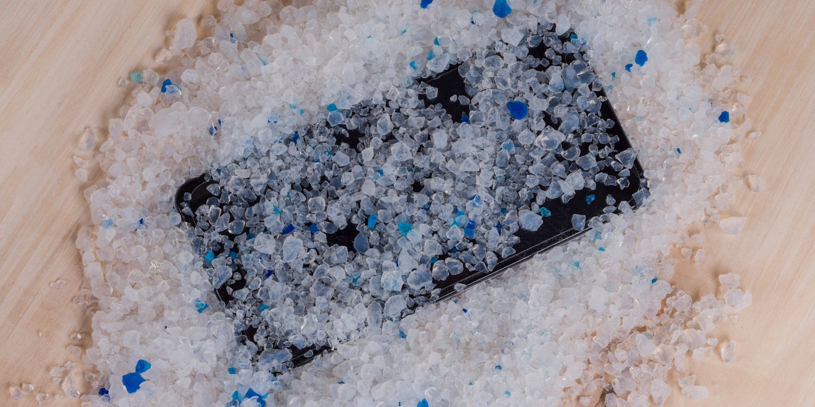 /sv/images/a-smartphone-covered-in-silica-gel.jpg