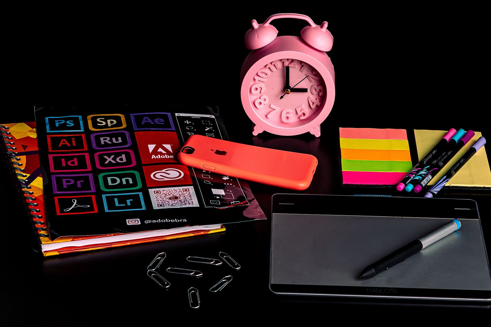 /sv/images/adobe-magazine-with-smartphone-clock-and-drawing-materials.jpg