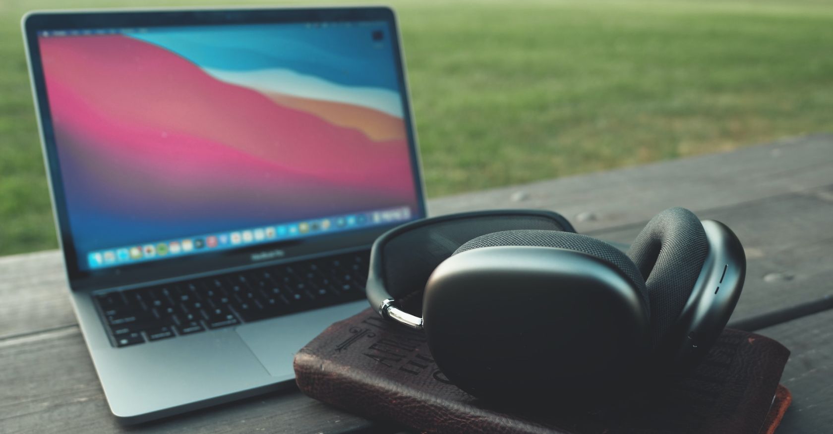 /sv/images/airpods-max-next-to-a-macbook.jpg