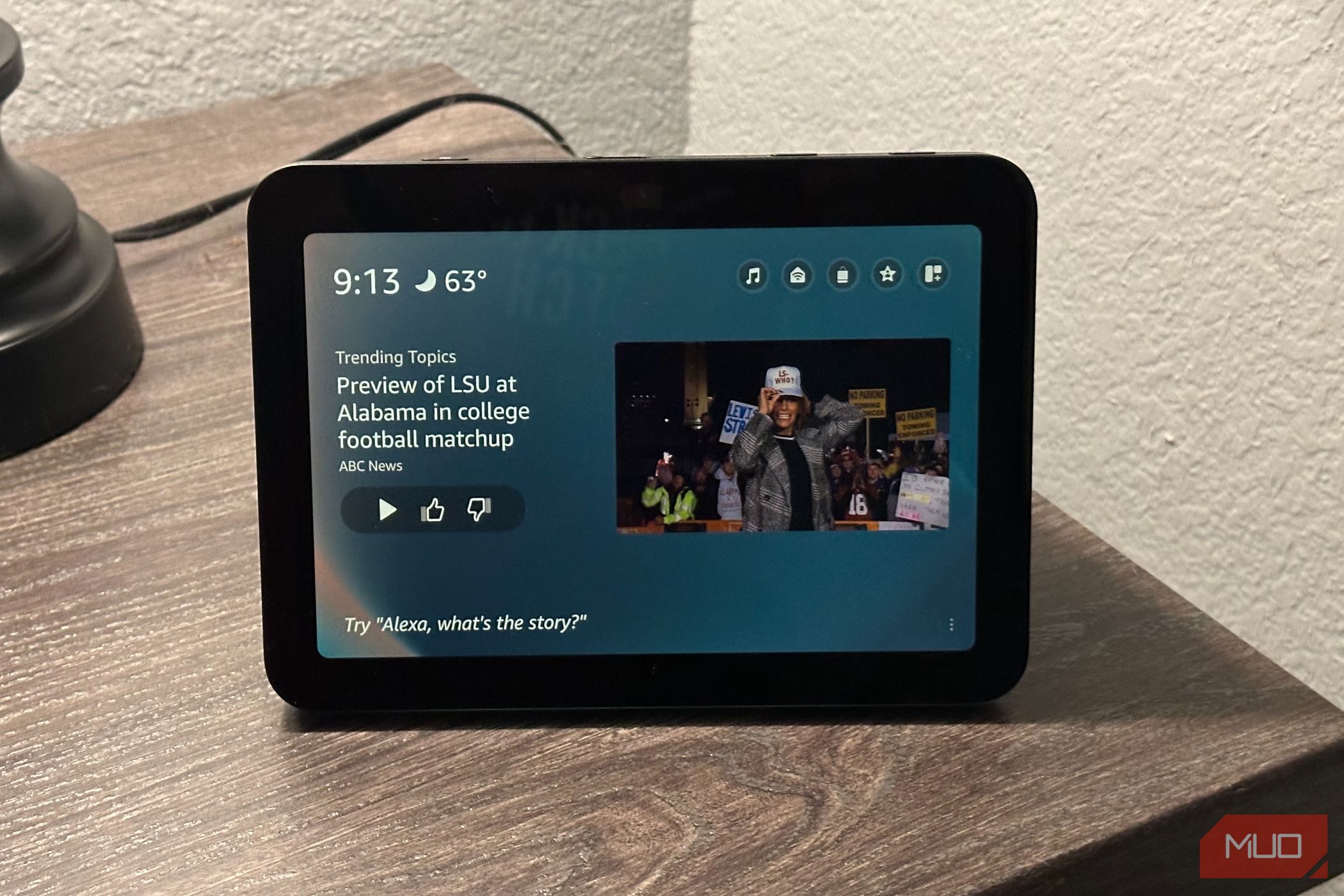 /sv/images/amazon-echo-show-8-adaptive-content-close.jpg
