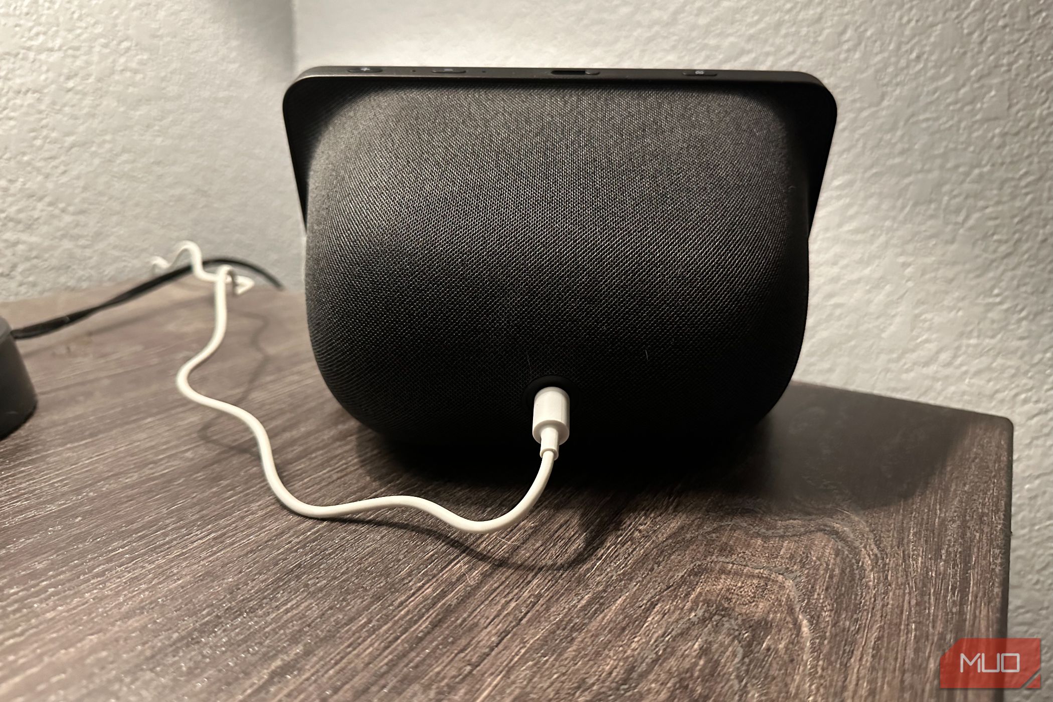 /sv/images/amazon-echo-show-8-rear.jpg