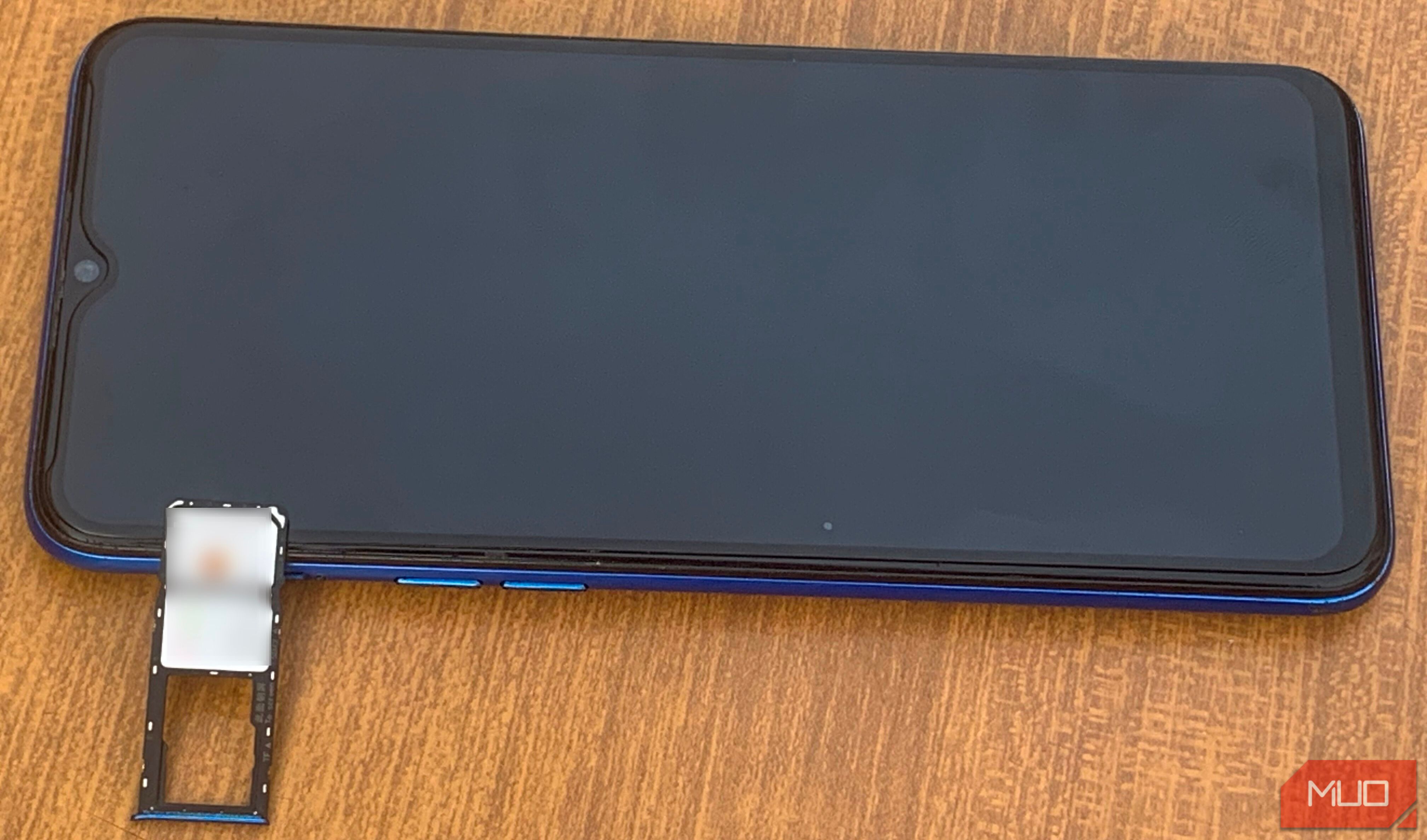 /sv/images/an-android-phone-on-a-desk-with-its-sim-tray-next-to-it.jpg