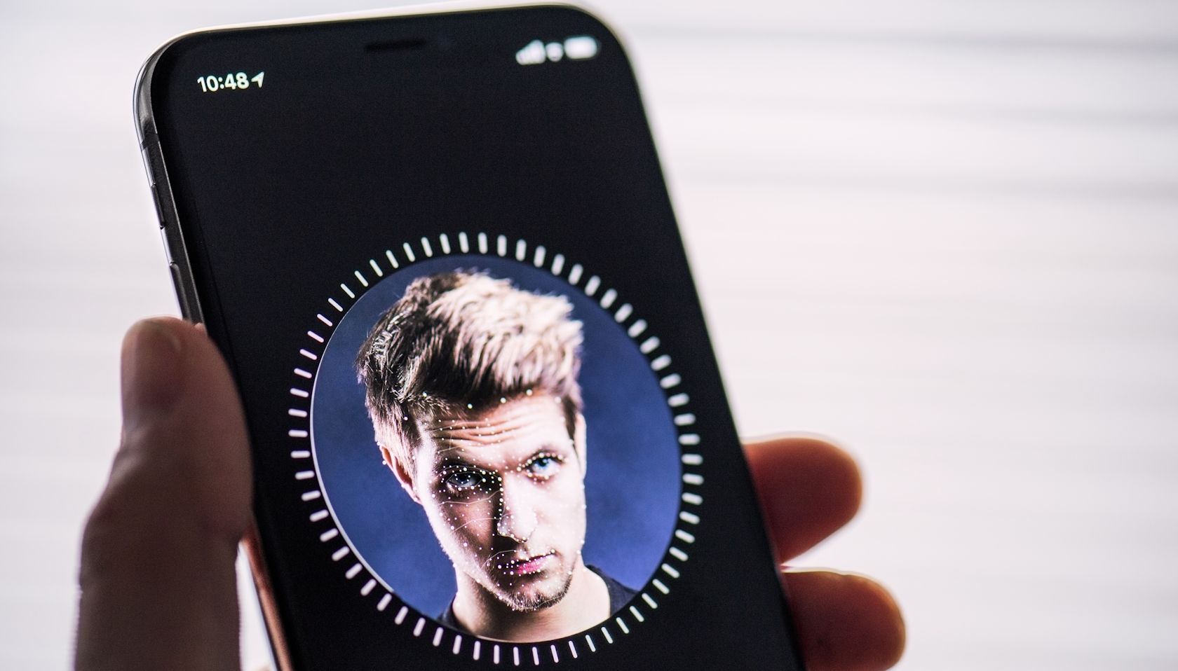 /sv/images/an-iphone-user-setting-up-face-id.jpg