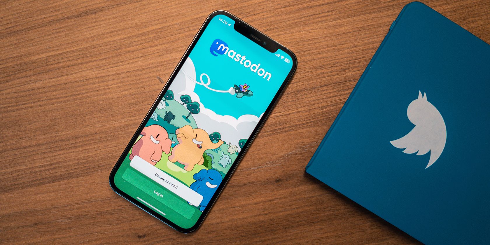 /sv/images/an-iphone-with-the-mastodon-app-on-it-beside-a-blue-notebook-with-the-twitter-logo-on-it.jpg