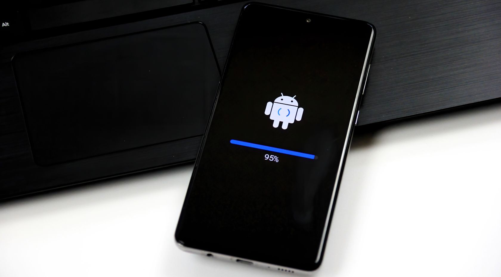 /sv/images/android-os-updating-on-a-samsung-phone.jpg
