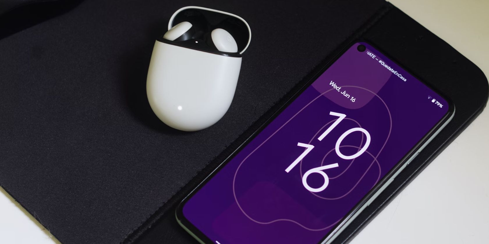 /sv/images/android-smartphone-with-a-purple-lockscreen-next-to-a-pair-of-earbuds.jpg