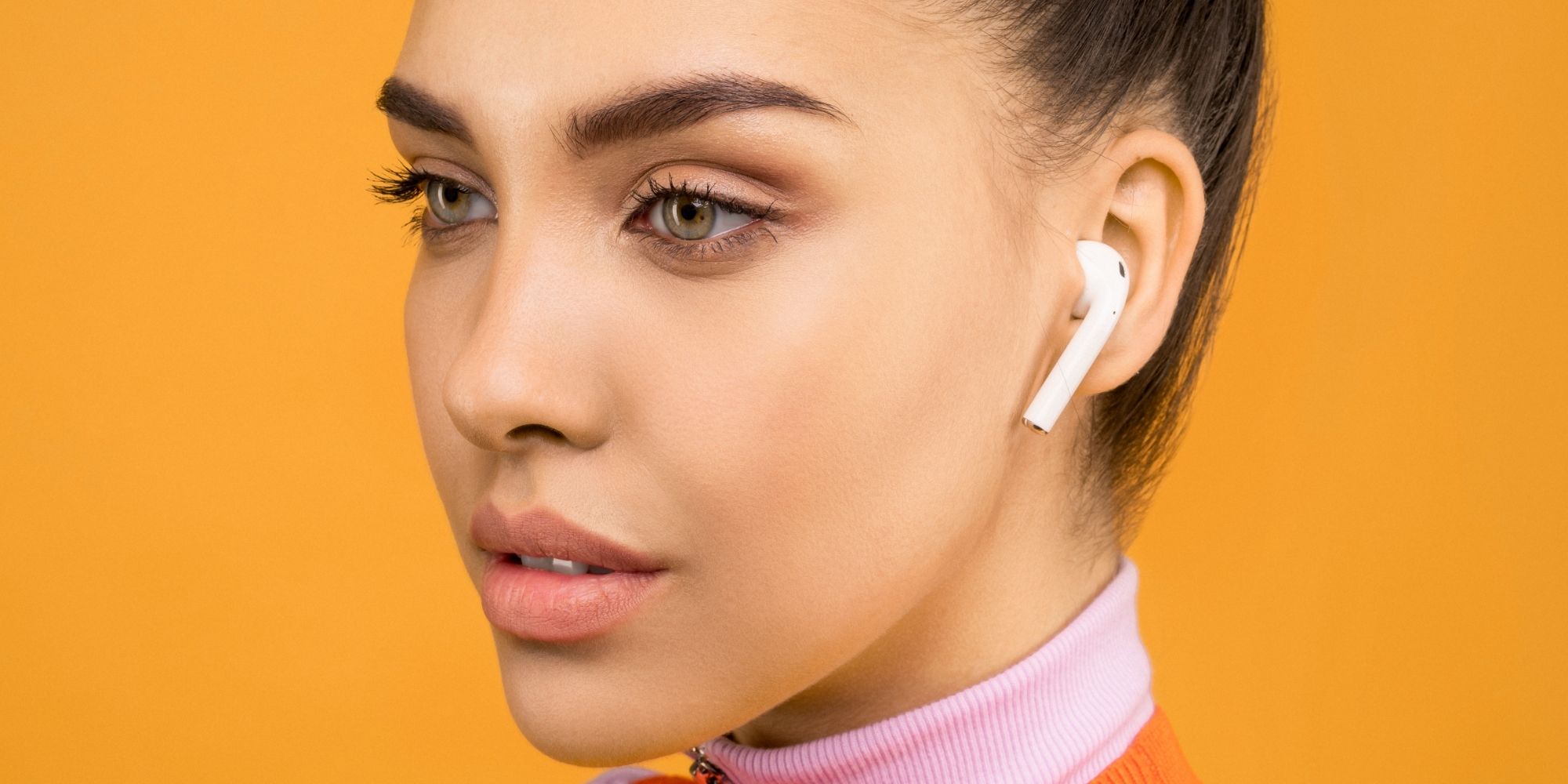 /sv/images/apple-airpods-woman-ear-three-quarters-profile.jpg