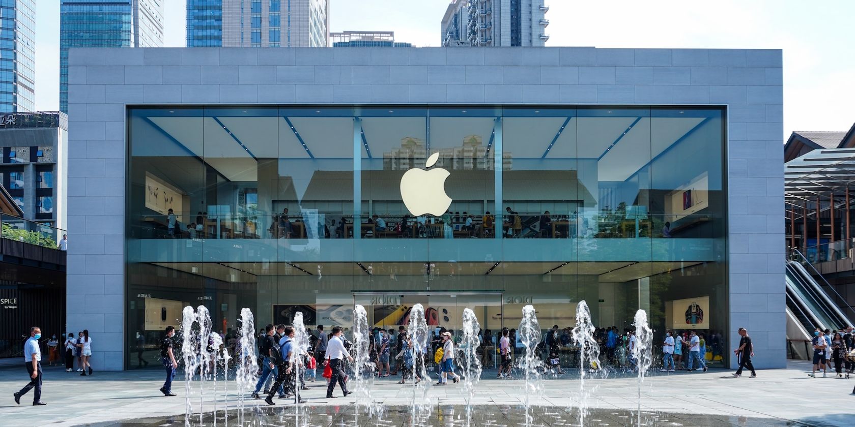 /sv/images/apple-store-building-filled-with-customers.jpg