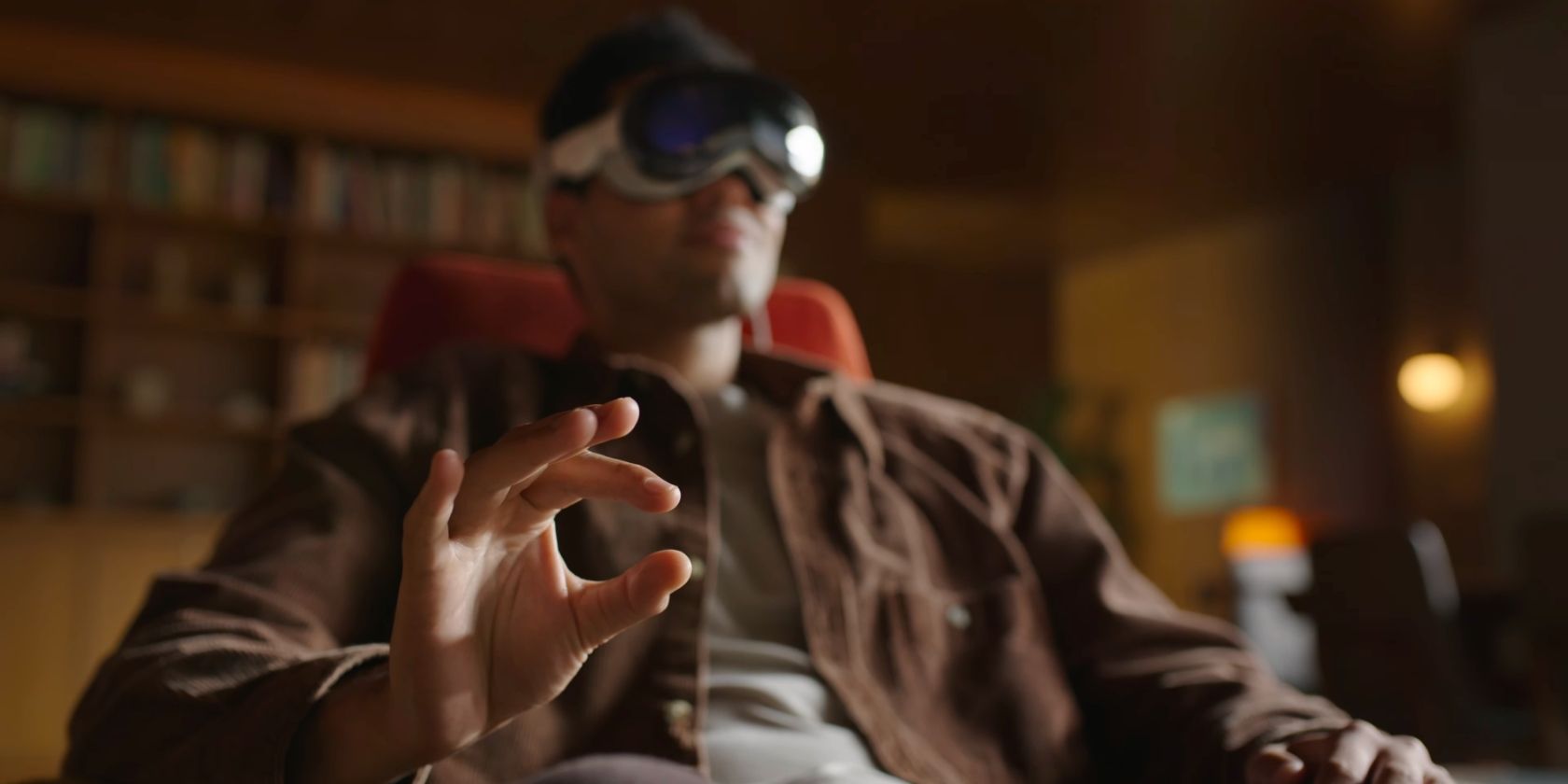 /sv/images/apple-vision-pro-headset-man-pinch-gesture.jpg