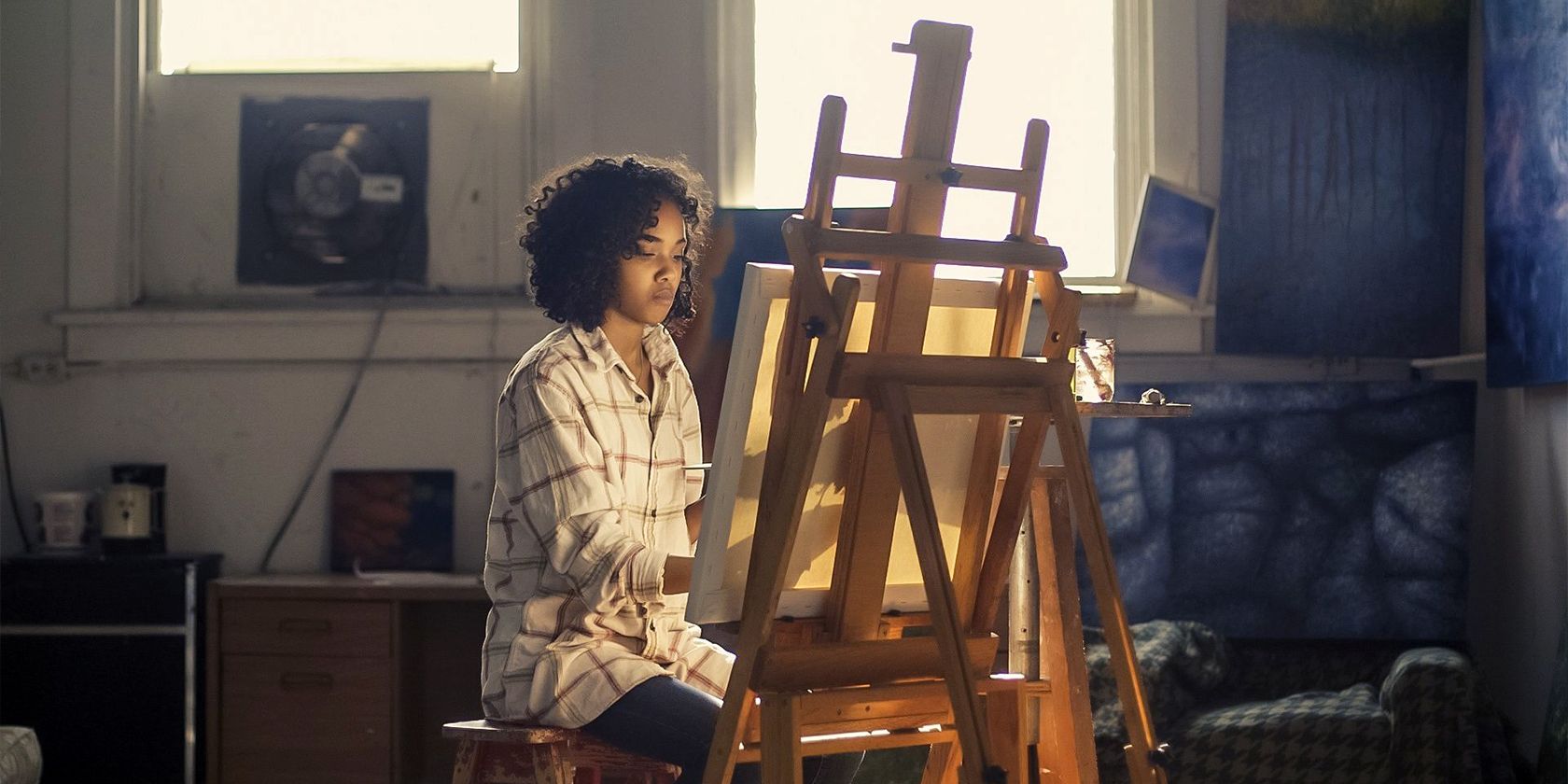 /sv/images/artist-painting-on-a-canvas-on-an-easel.jpg
