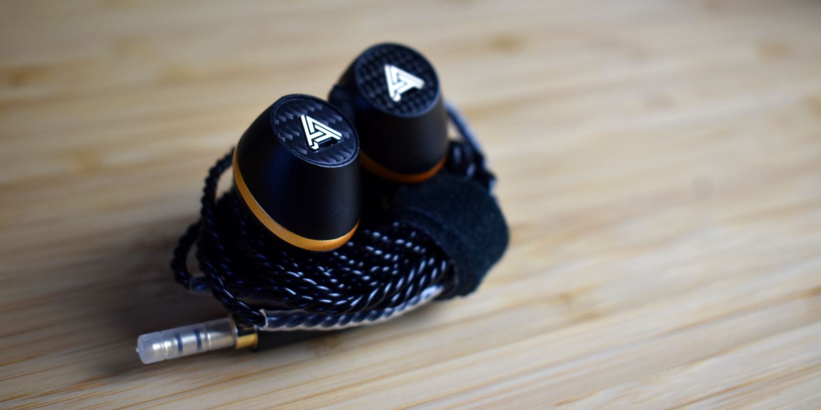 /sv/images/audeze-euclid-earbuds-on-wire-side-by-side.jpg