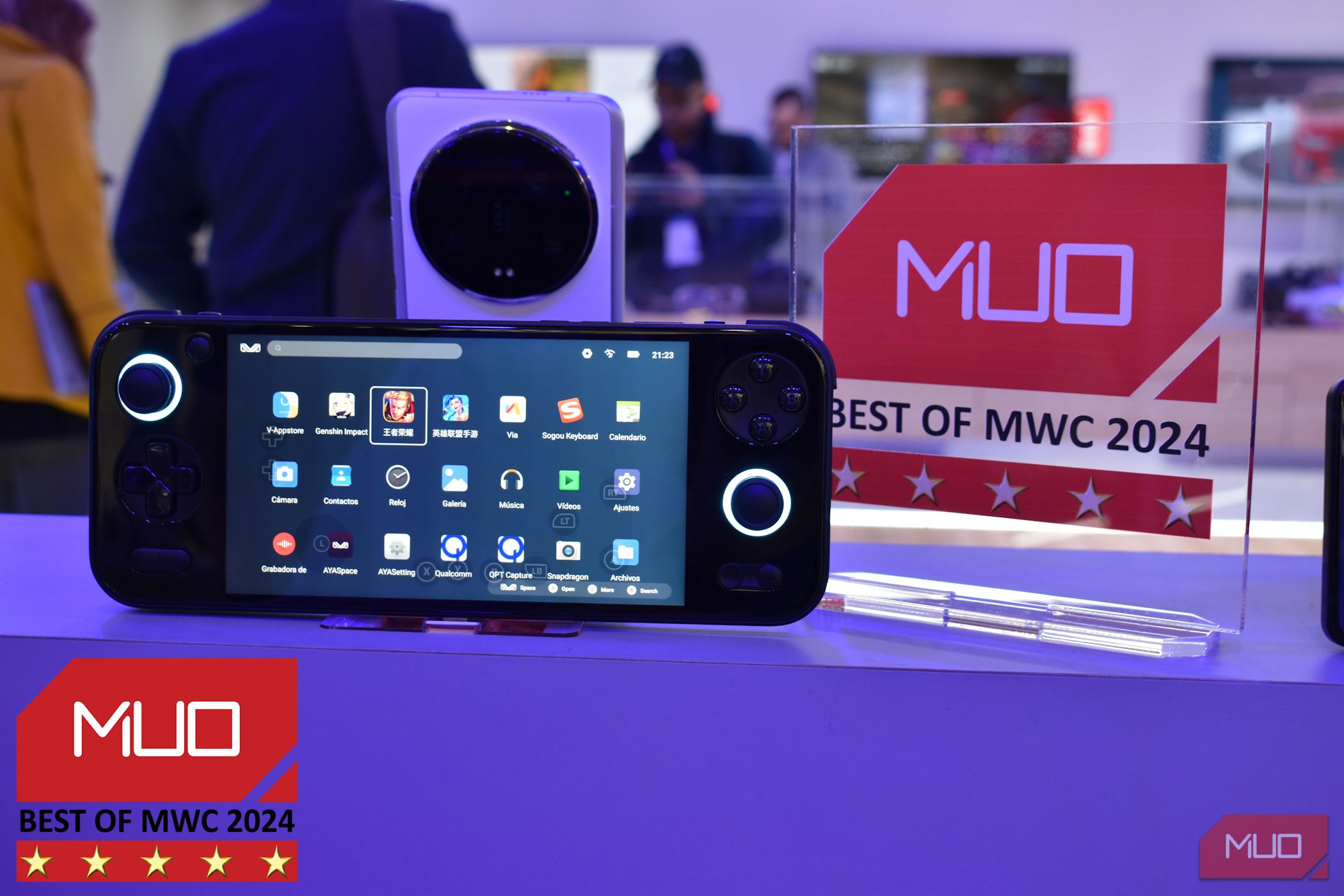 /sv/images/ayaneo-pocket-s-on-stand-at-mwc-2024.jpg