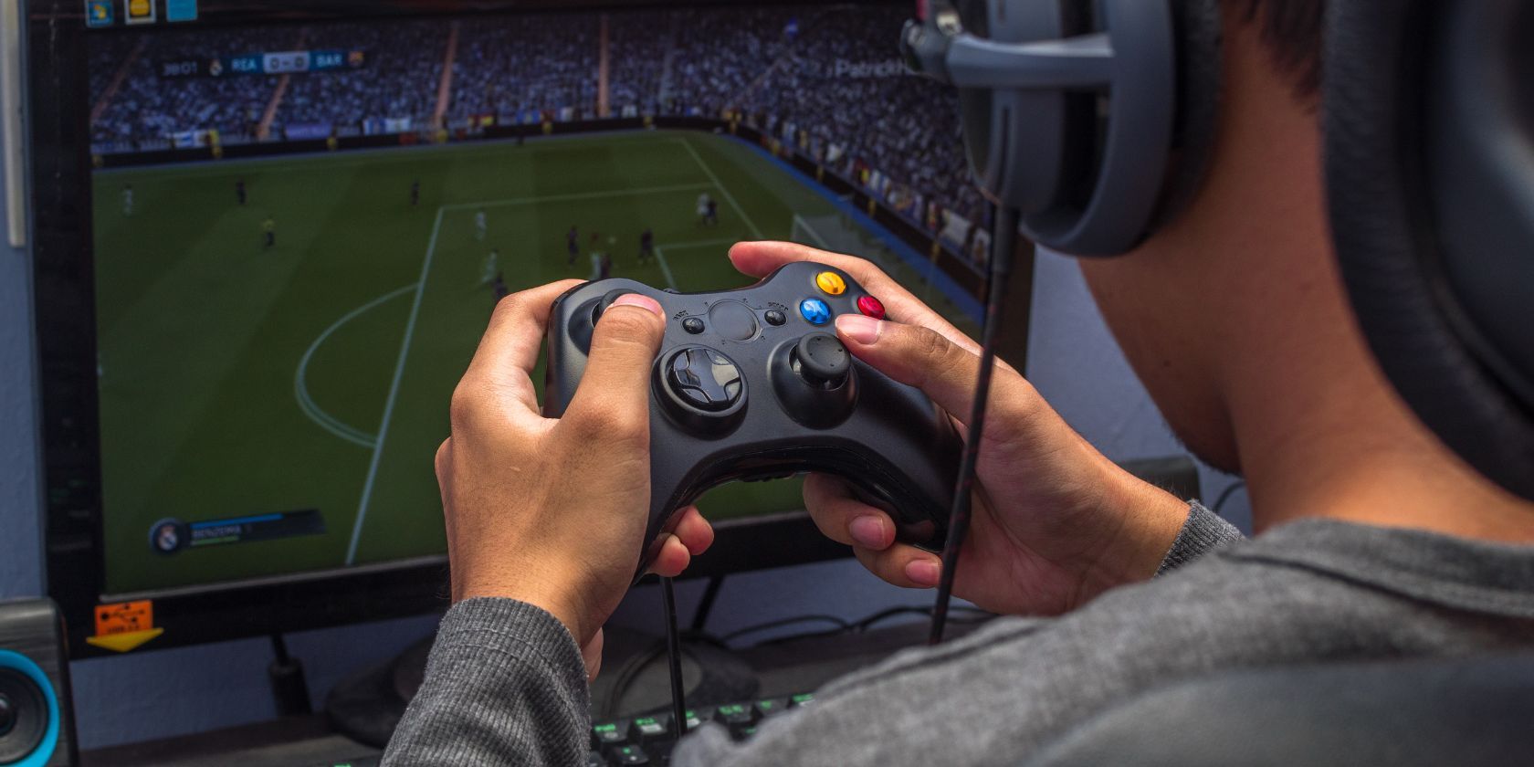 /sv/images/back-view-of-young-gamer-playing-video-game-using-a-controller-to-play-pc-games.jpg
