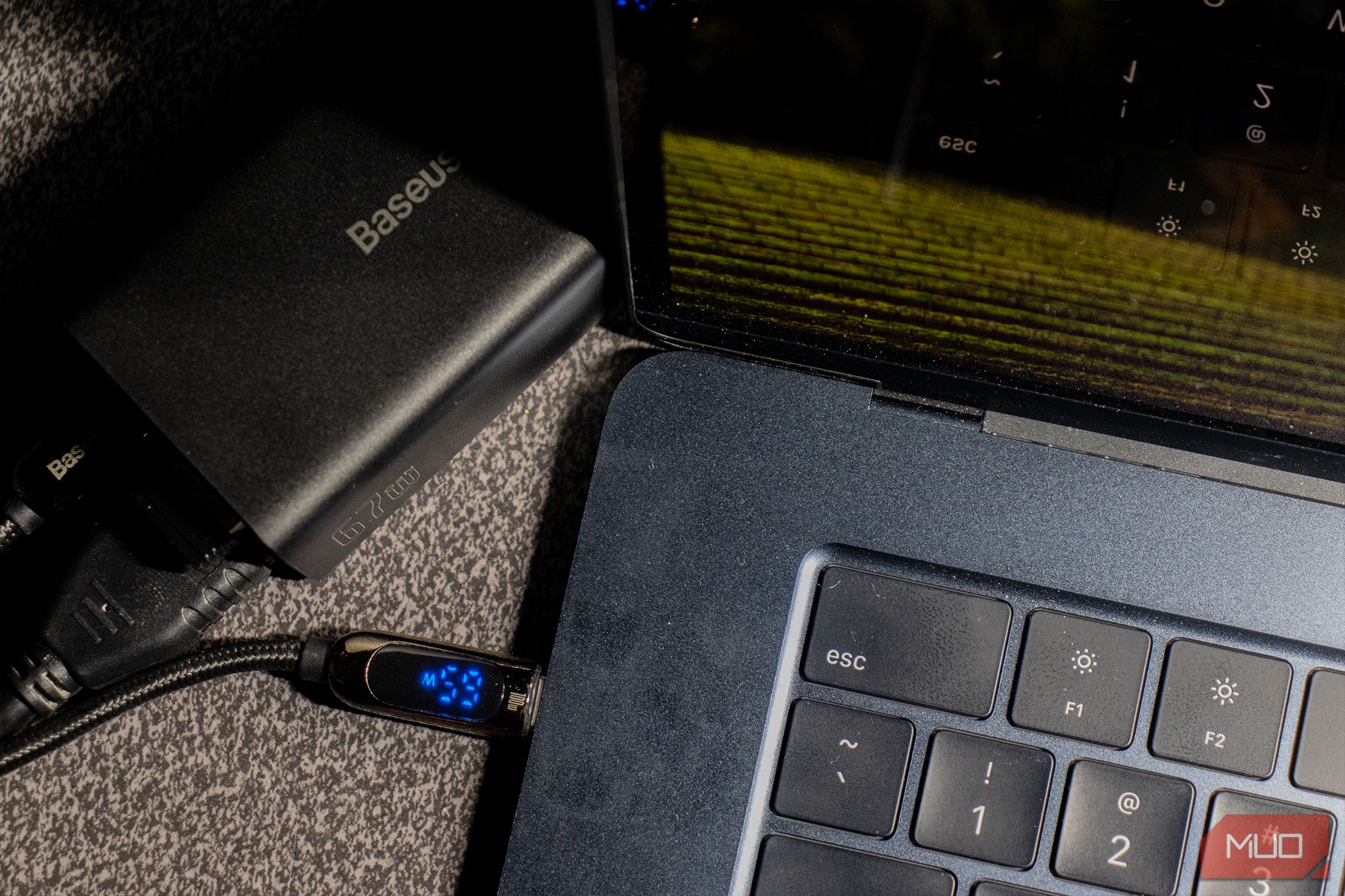 /sv/images/baseus-gan5-4-in-1-charging-station-beside-a-15-inch-macbook-air.jpg