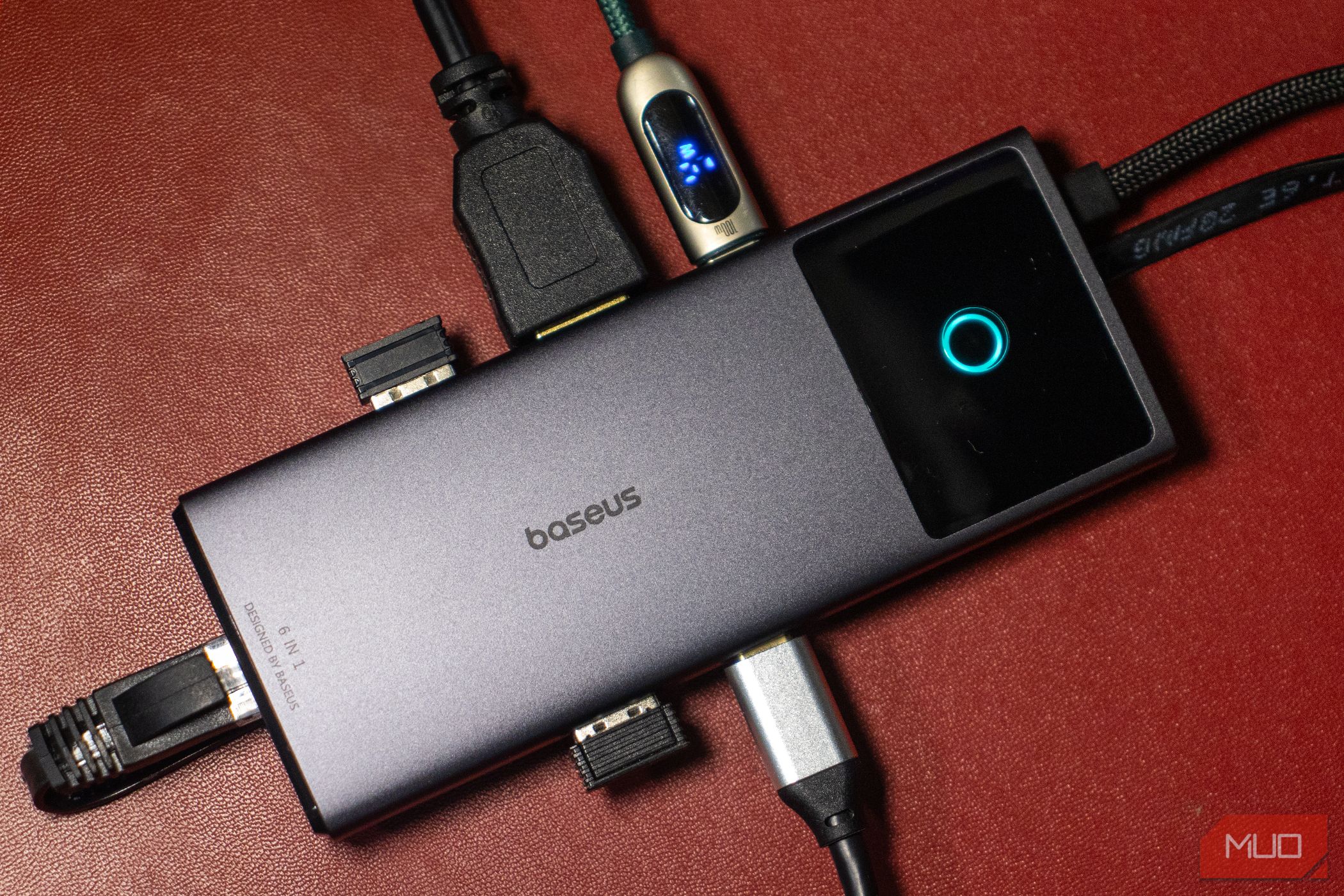 /sv/images/baseus-metal-gleam-series-ii-6-in-1-usb-hub-plugged-with-all-devices.jpg