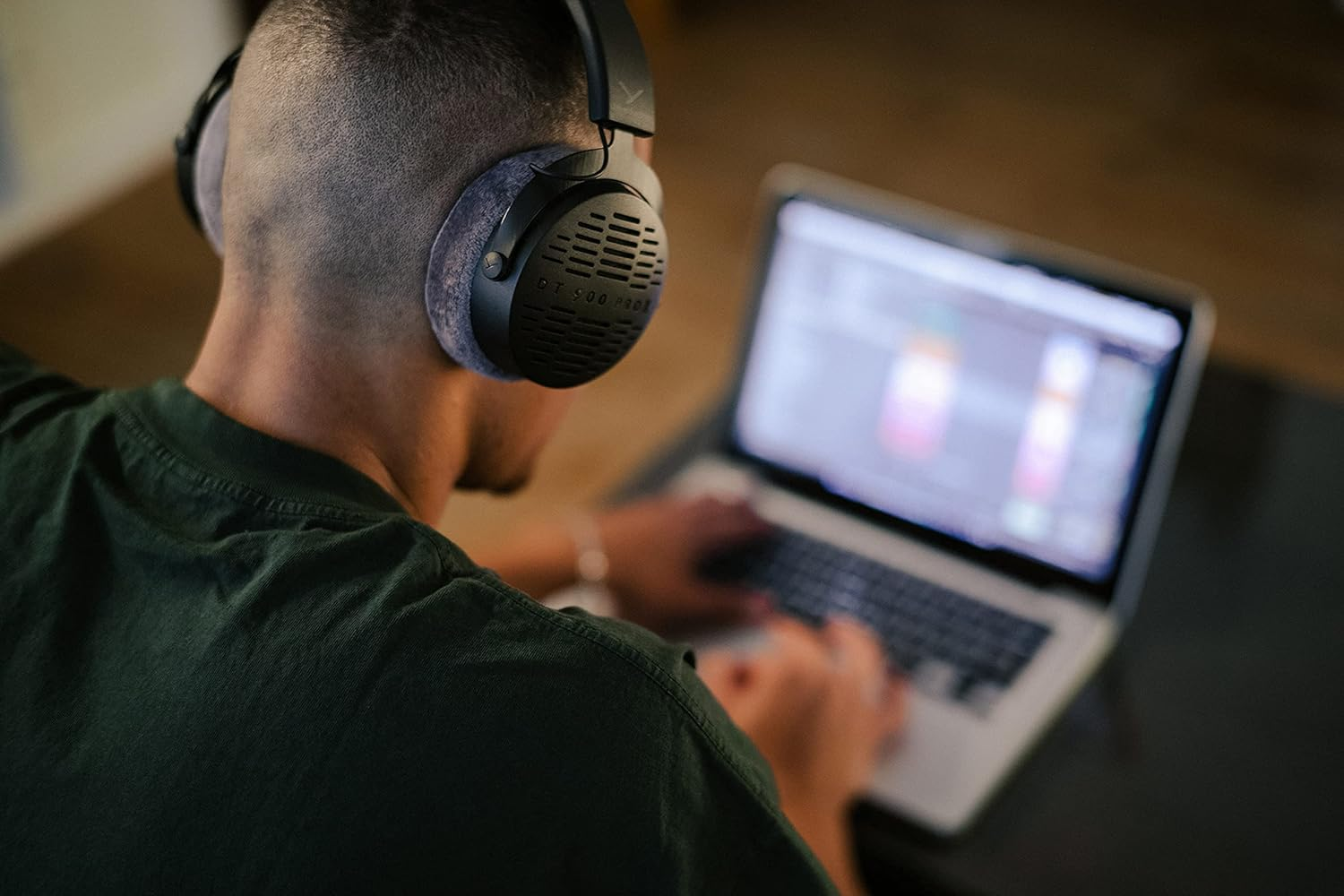 /sv/images/beyerdynamic-dt-900-pro-x-headphones.png
