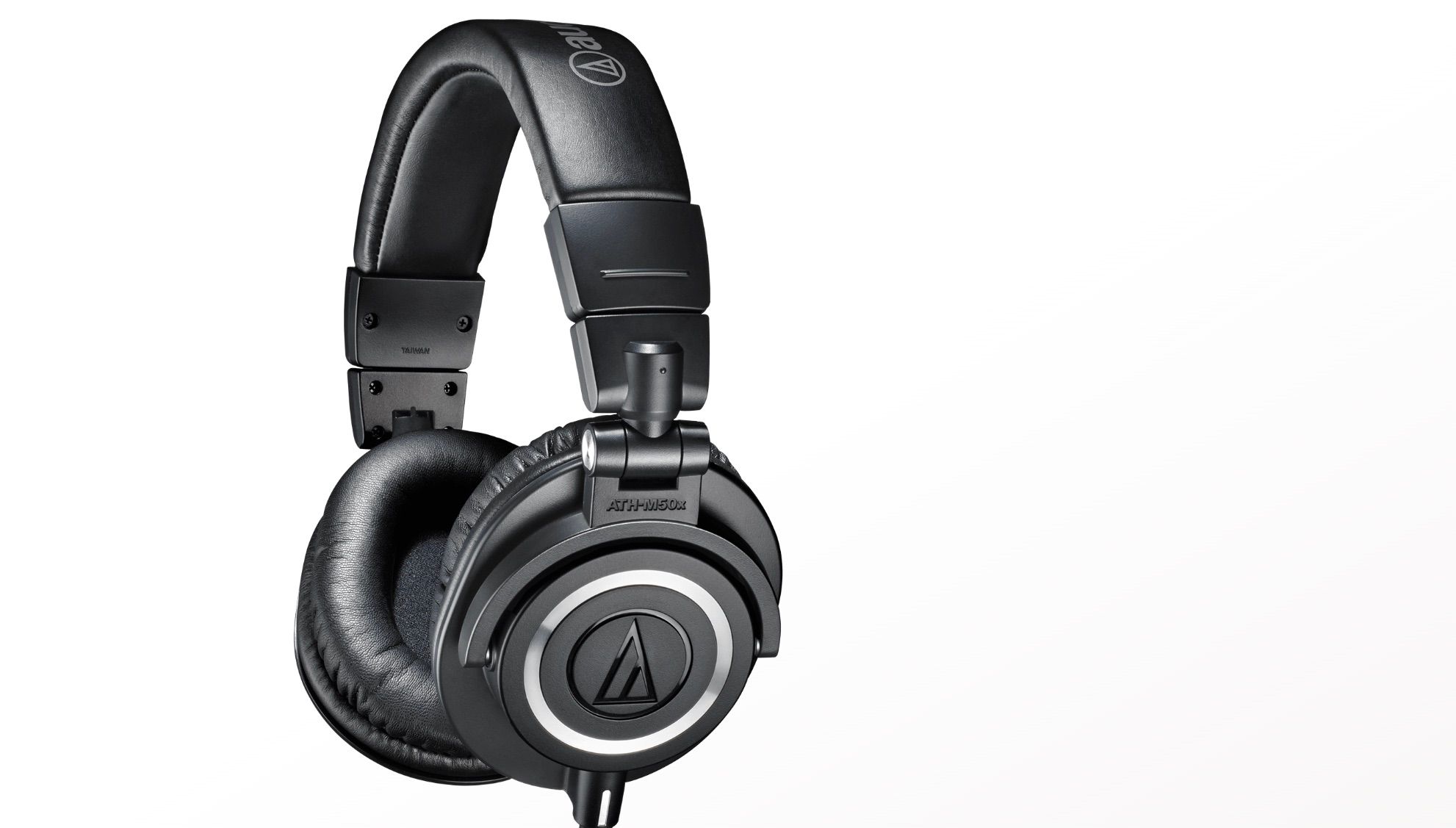 /sv/images/black-audio-technica-on-a-white-background.jpeg