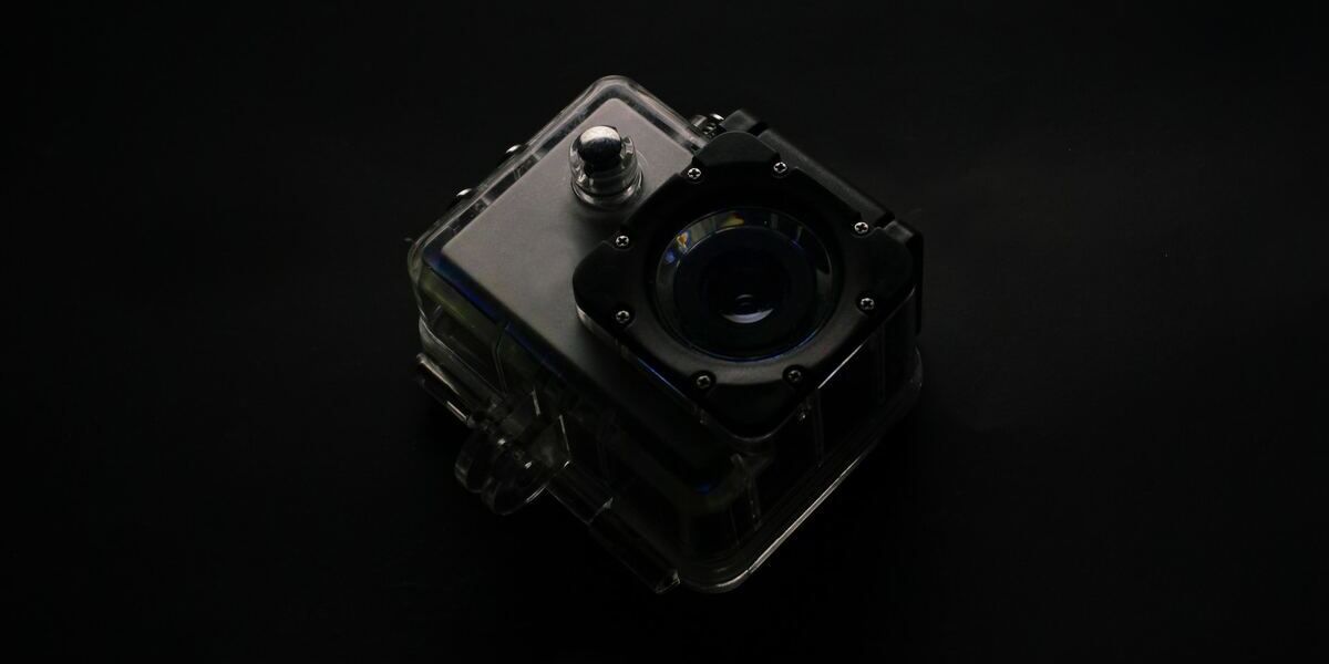 /sv/images/black-camera-lying-on-a-dark-background.jpg