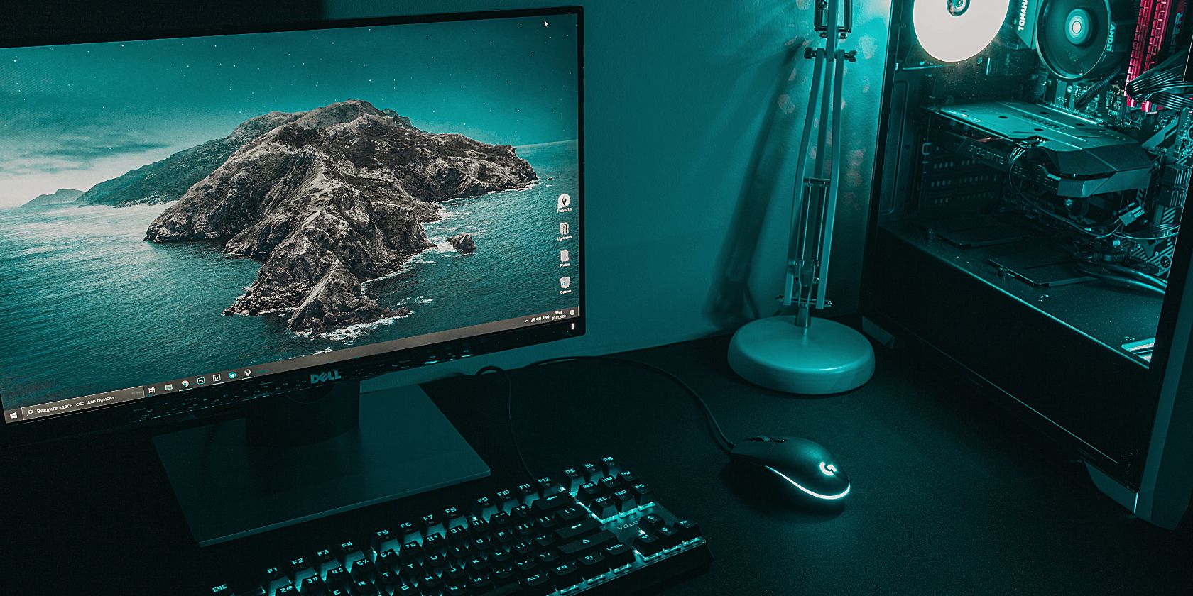 /sv/images/black-flat-screen-monitor-beside-a-black-cpu-on-a-black-desk.jpg
