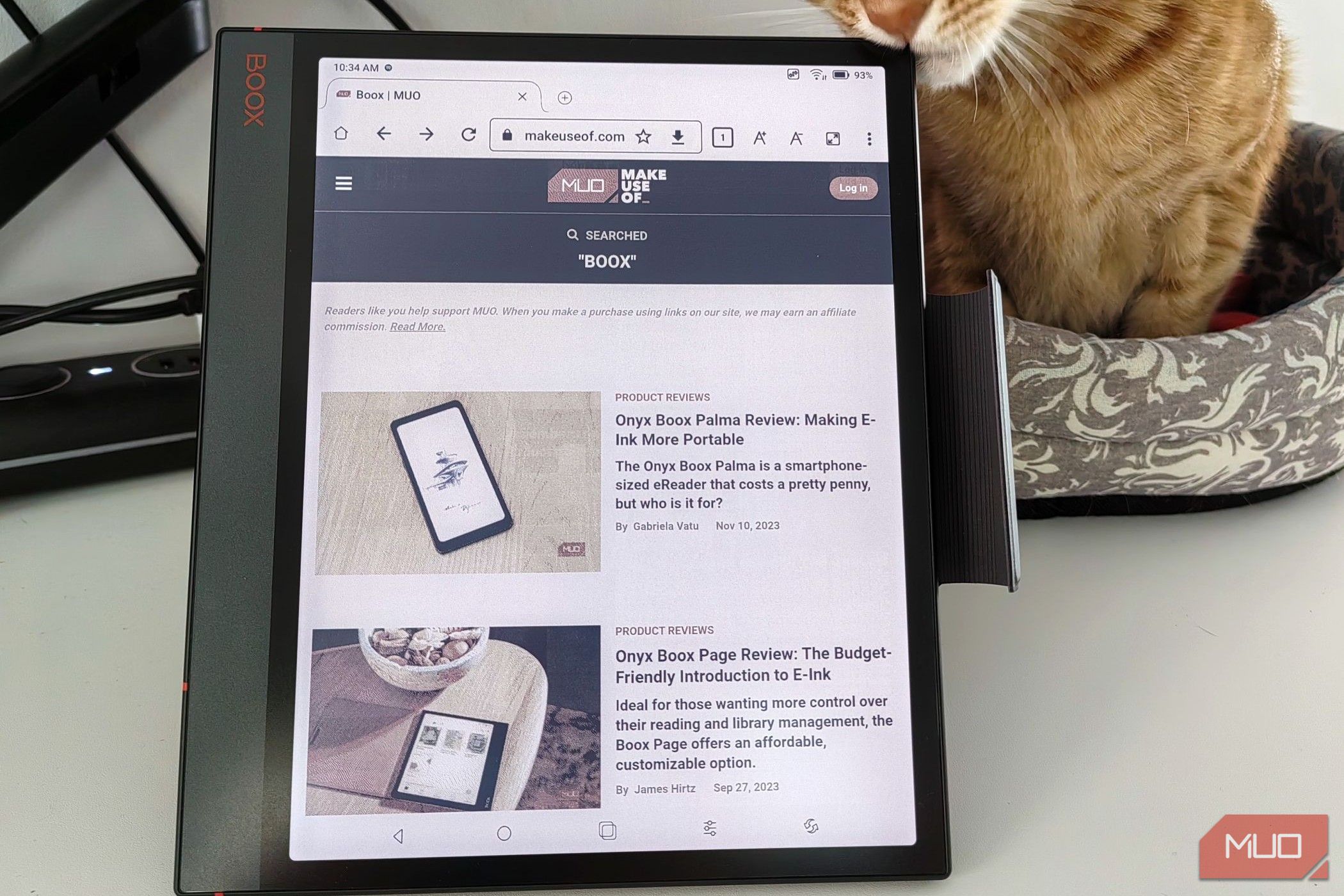 /sv/images/boox-note-air-3-c-screen-displaying-muo-website-and-cat-rubbing-on-corner.jpg
