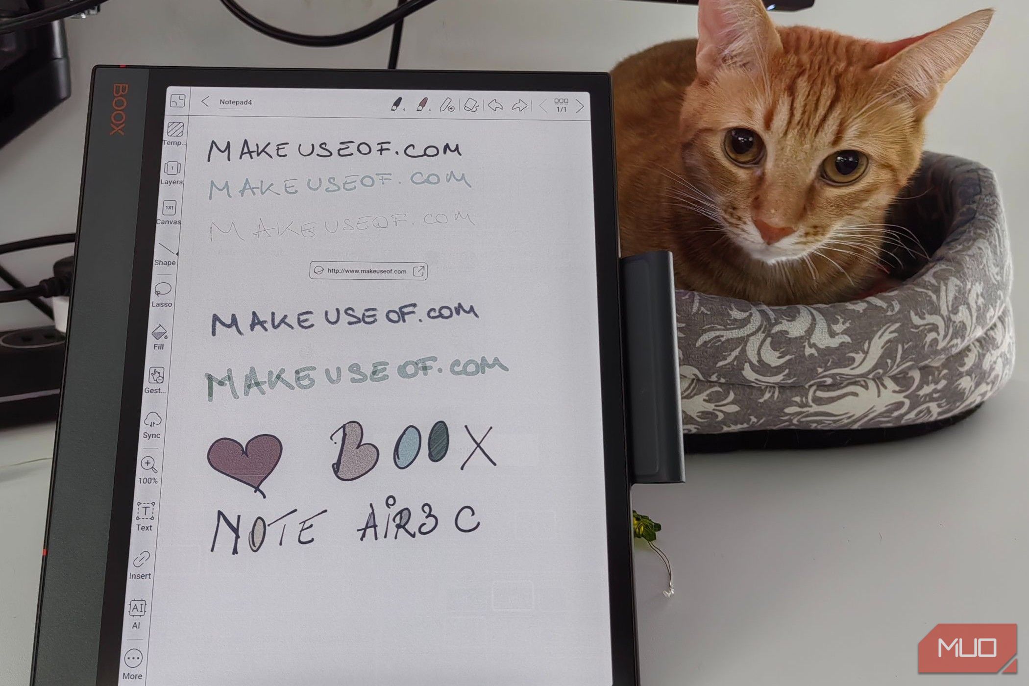 /sv/images/boox-note-air3-c-screen-displaying-handwritten-note-alongside-orange-cat.jpg