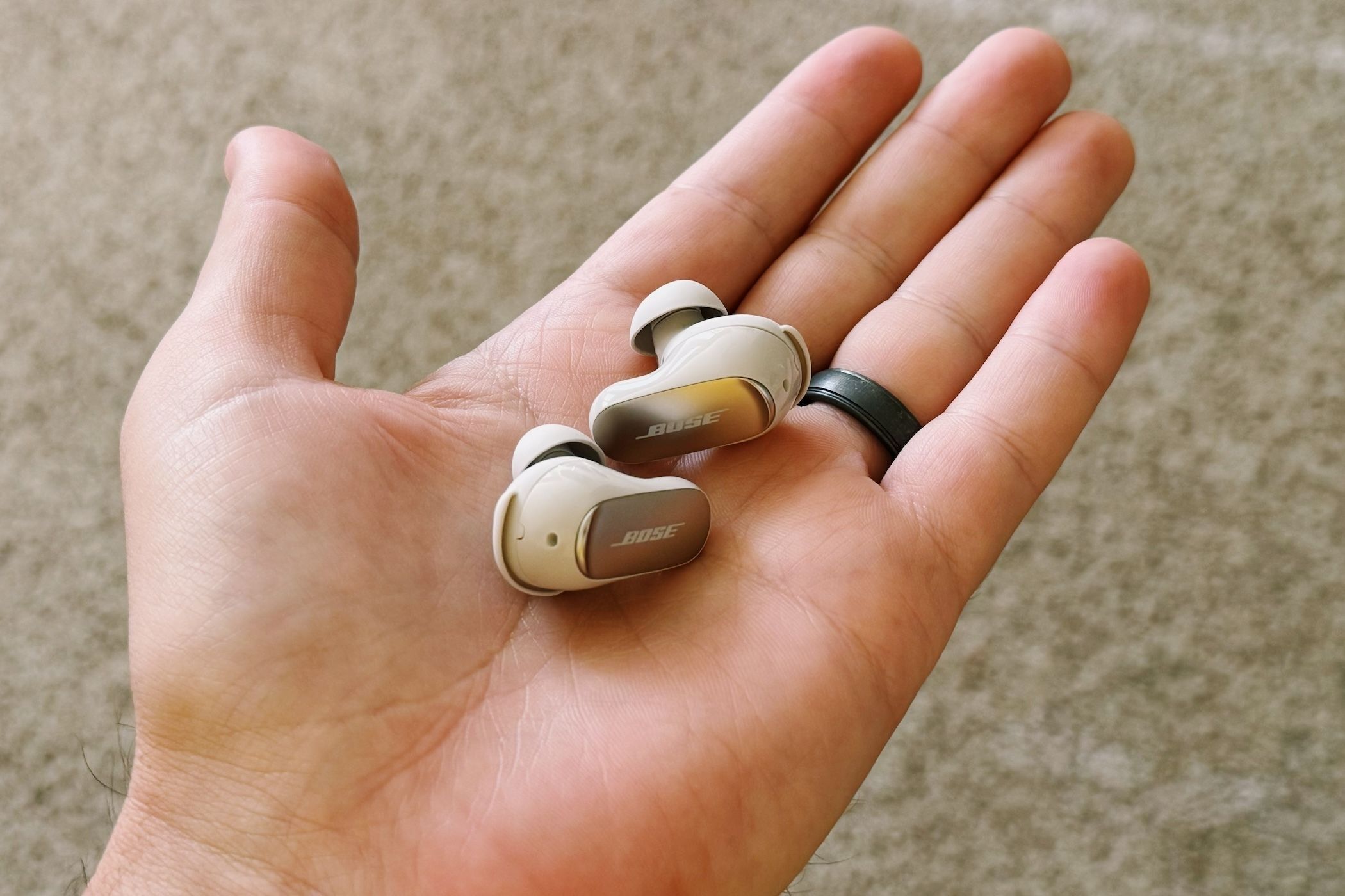/sv/images/bose-qc-ultra-earbuds-in-a-person-s-hand.jpg