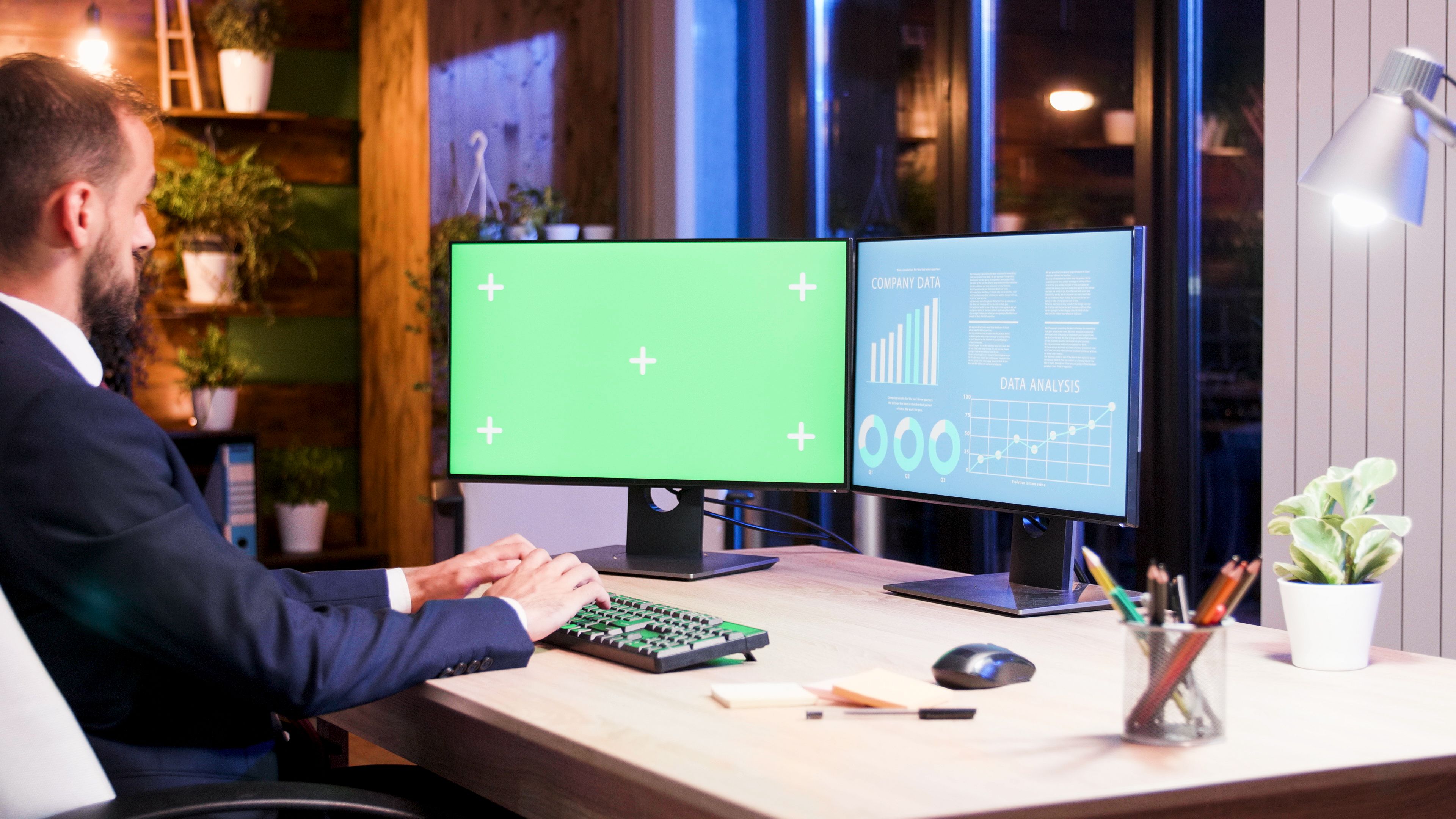 /sv/images/businessman-working-two-monitors-one-them-has-green-screen-night-work-moon-light.jpg