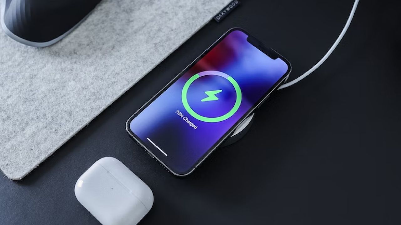 /sv/images/charge-your-iphone-with-a-wireless-charger.jpg